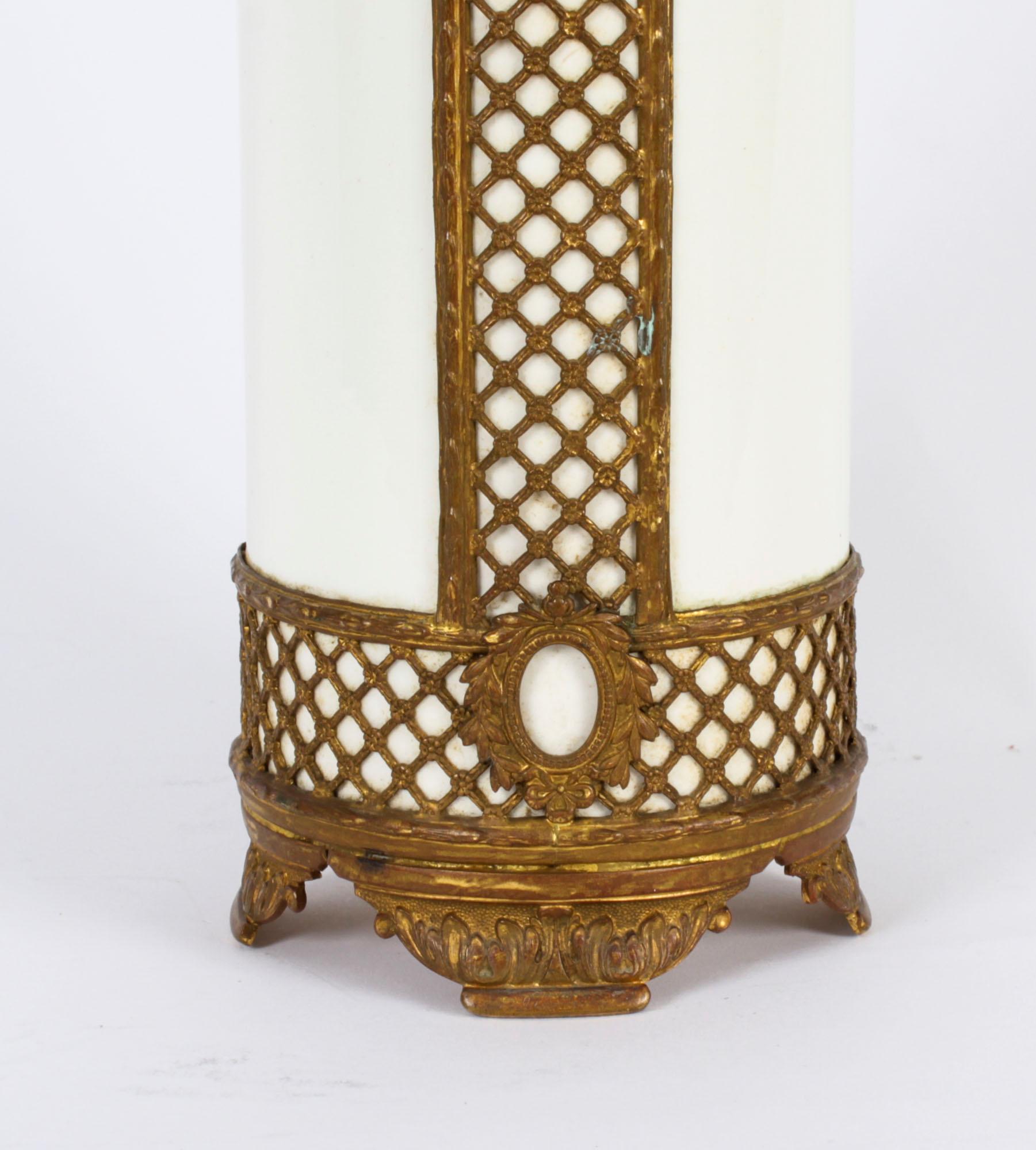 Allemand Vase Zell Hammersbach ancien en porcelaine et bronze doré 19ème siècle en vente