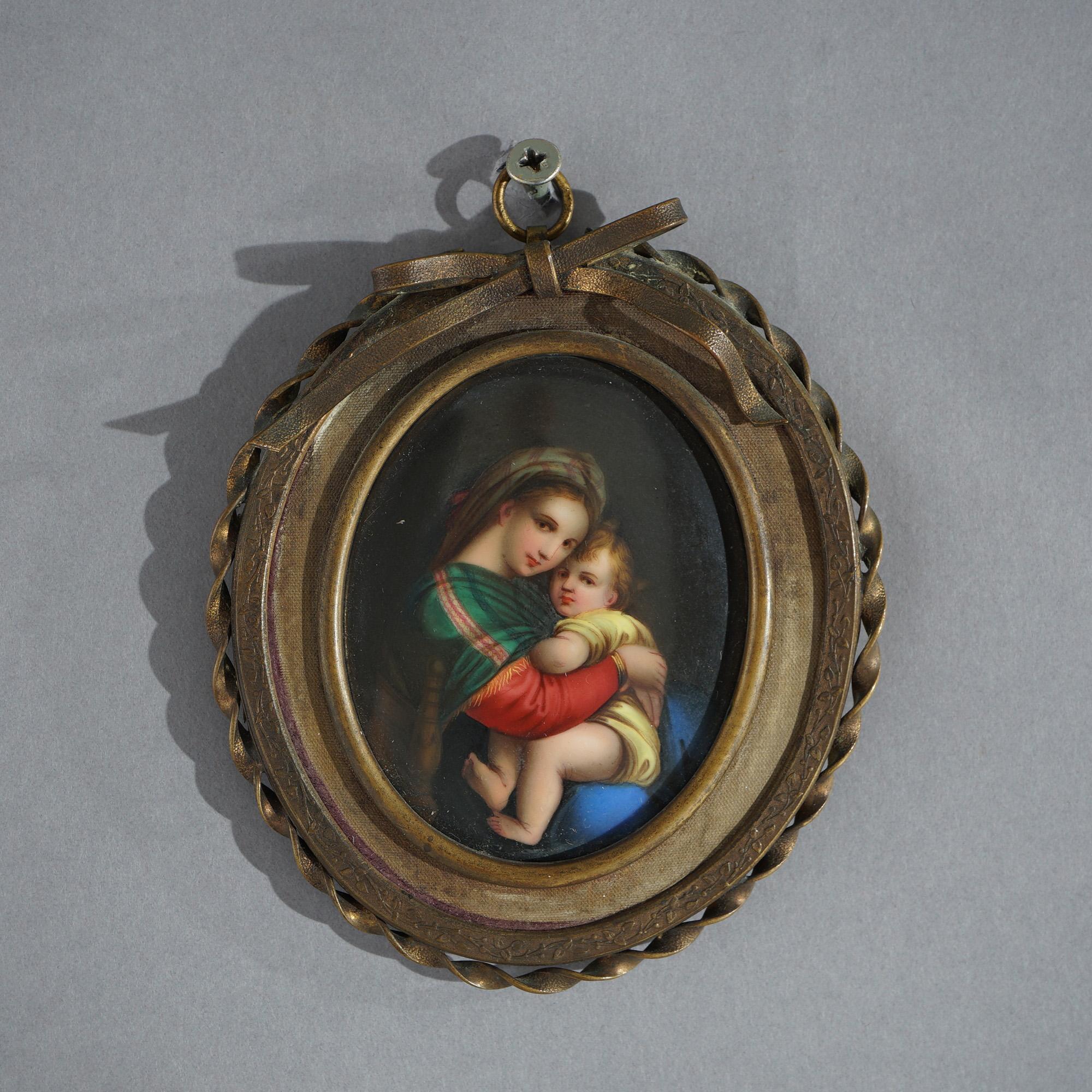 Antike Porzellanmalerei der Madonna mit Kind nach Raphael, sitzend in einem Rahmen aus gegossenem Messing in Form eines Bandes, 19.

Maße - 5 
