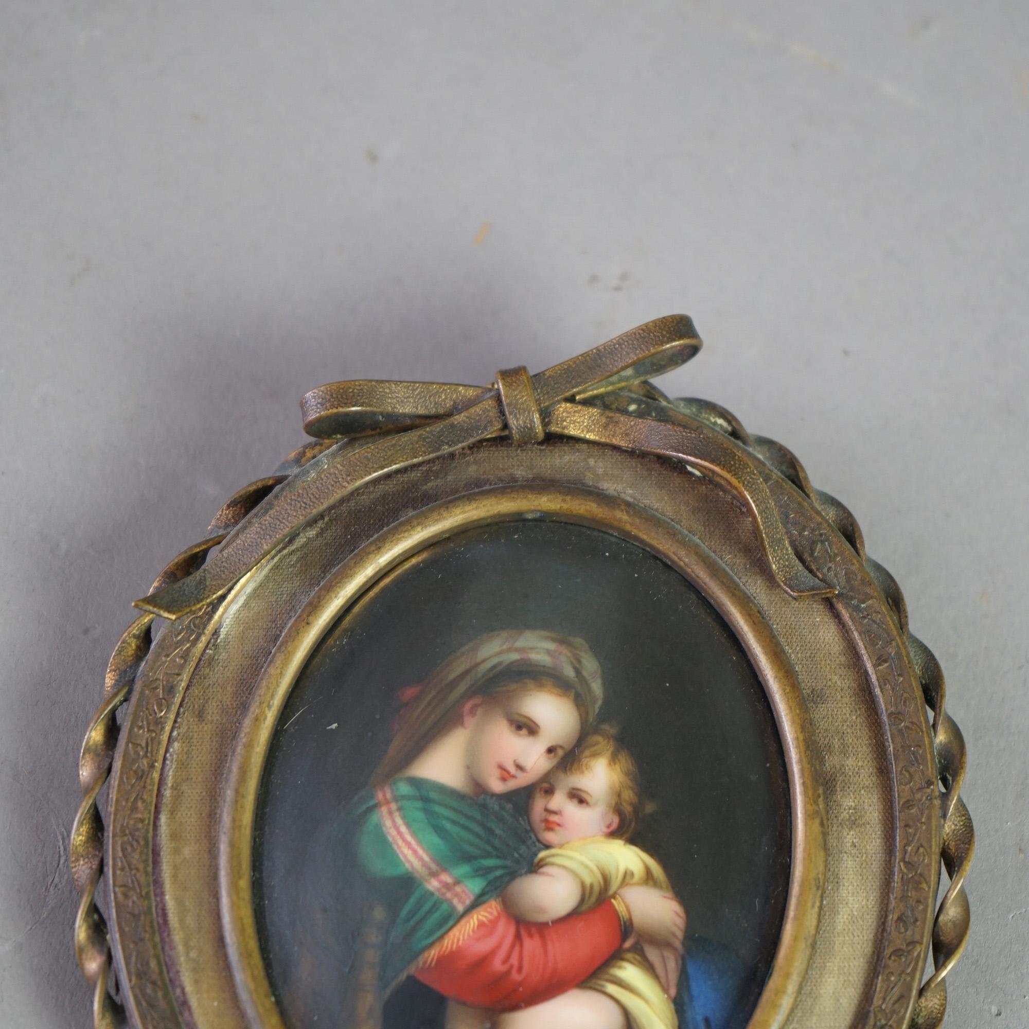 Antikes Porzellangemälde von Madonna und Kind nach Raphael aus dem 19. Jahrhundert in Messingrahmen im Angebot 1