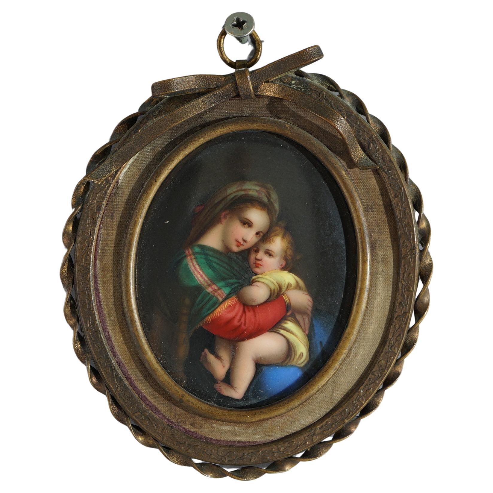 Antikes Porzellangemälde von Madonna und Kind nach Raphael aus dem 19. Jahrhundert in Messingrahmen im Angebot