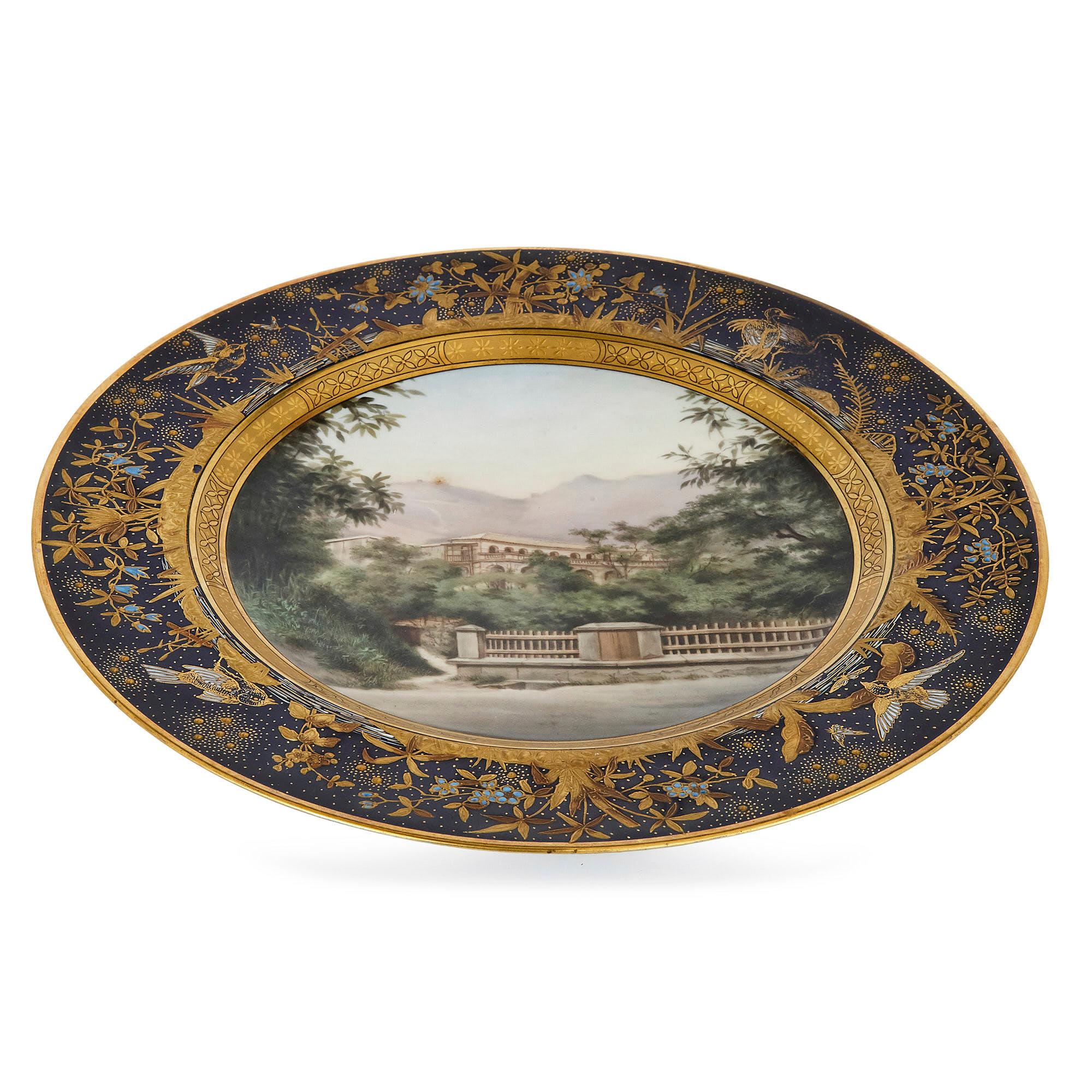 Assiette ancienne en porcelaine d'Ernst Wahliss représentant le Racket Court, Hong Kong
Autriche, fin du XIXe siècle
Dimensions : Hauteur 2cm, diamètre 24.5cm

Cette magnifique assiette de cabinet a été réalisée en porcelaine fine par le