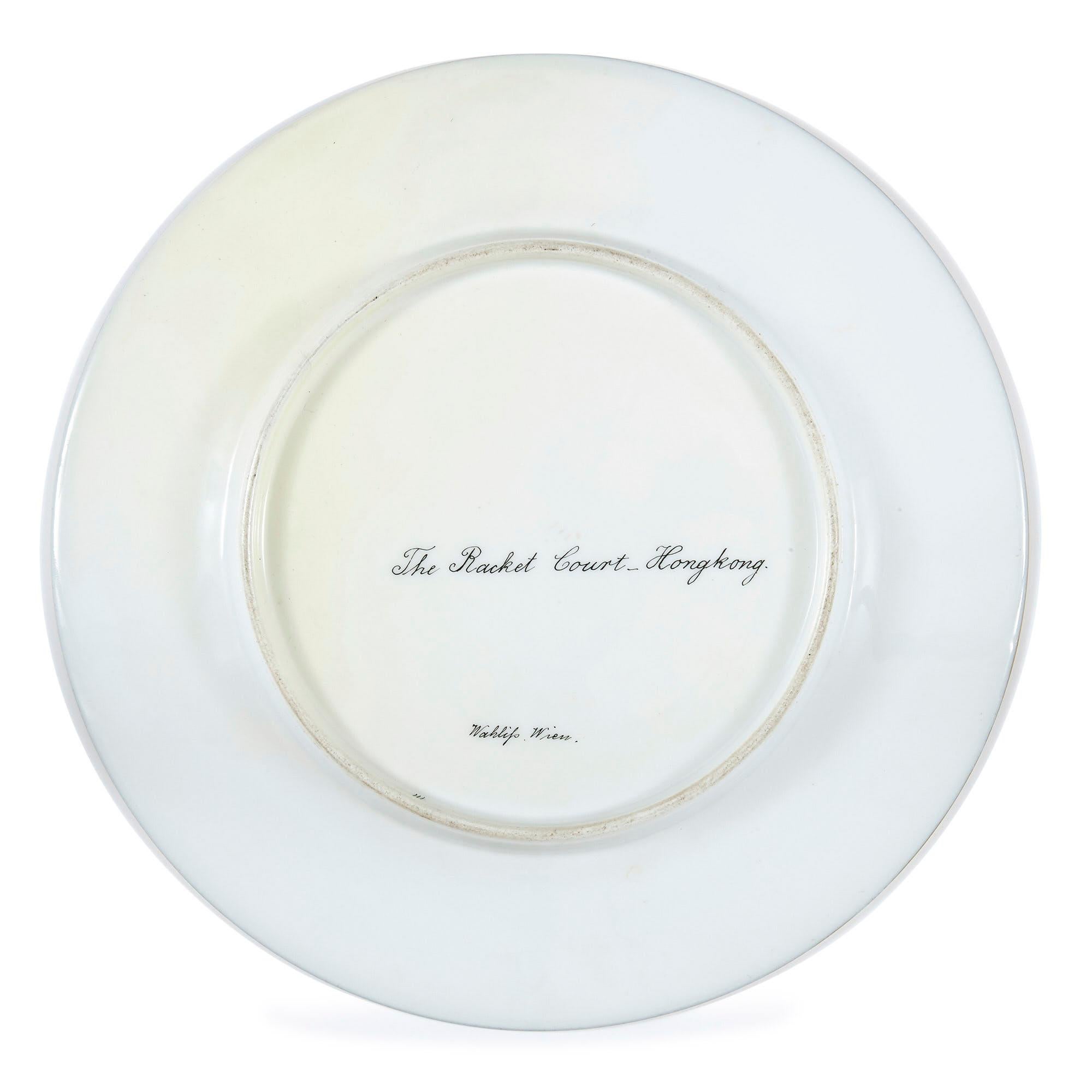 Assiette en porcelaine ancienne d'Ernest Wahliss représentant la cour Racket, Hong Kong Bon état - En vente à London, GB