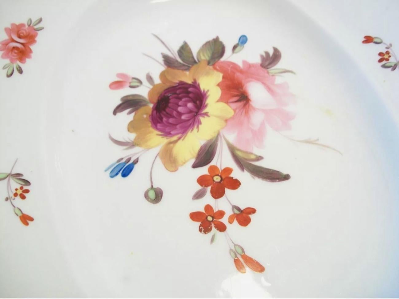 Victorien Plat en porcelaine ancienne - Fleurs et dorures peintes à la main, Royaume-Uni - 19e siècle en vente