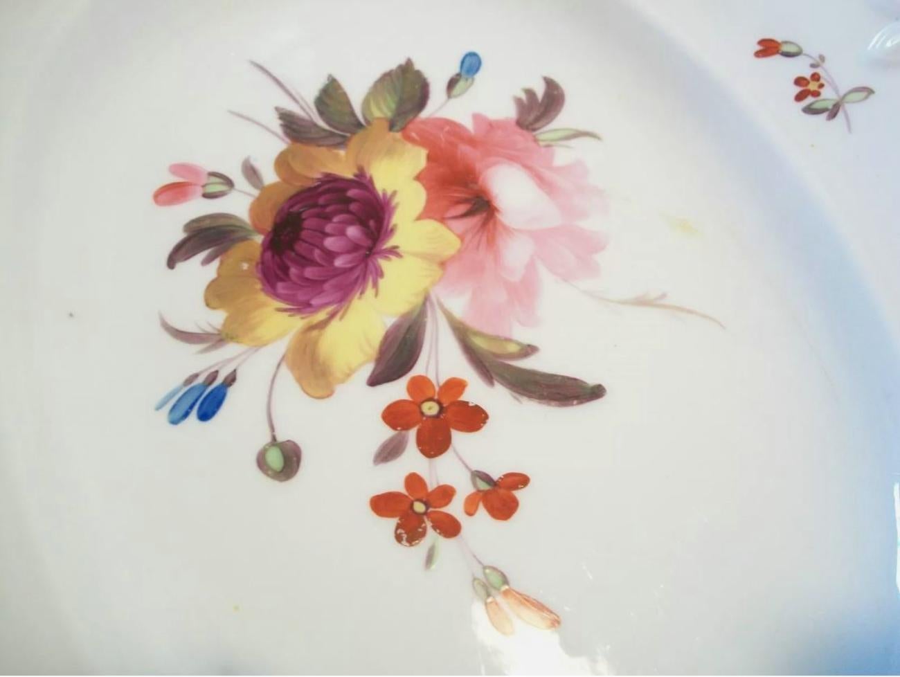 Anglais Plat en porcelaine ancienne - Fleurs et dorures peintes à la main, Royaume-Uni - 19e siècle en vente