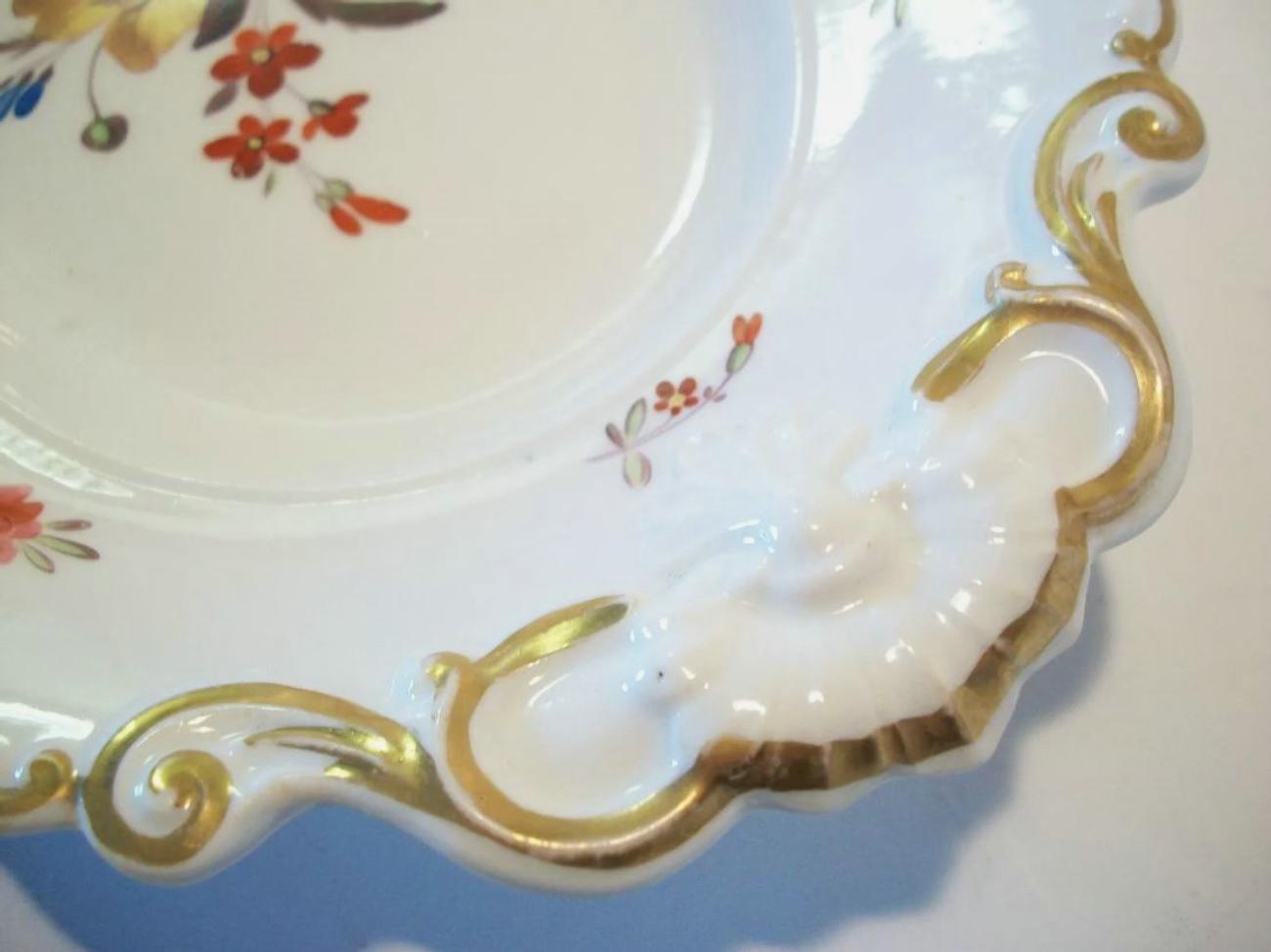 Peint à la main Plat en porcelaine ancienne - Fleurs et dorures peintes à la main, Royaume-Uni - 19e siècle en vente
