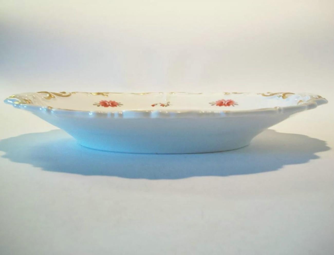 Plat en porcelaine ancienne - Fleurs et dorures peintes à la main, Royaume-Uni - 19e siècle Bon état - En vente à Chatham, ON