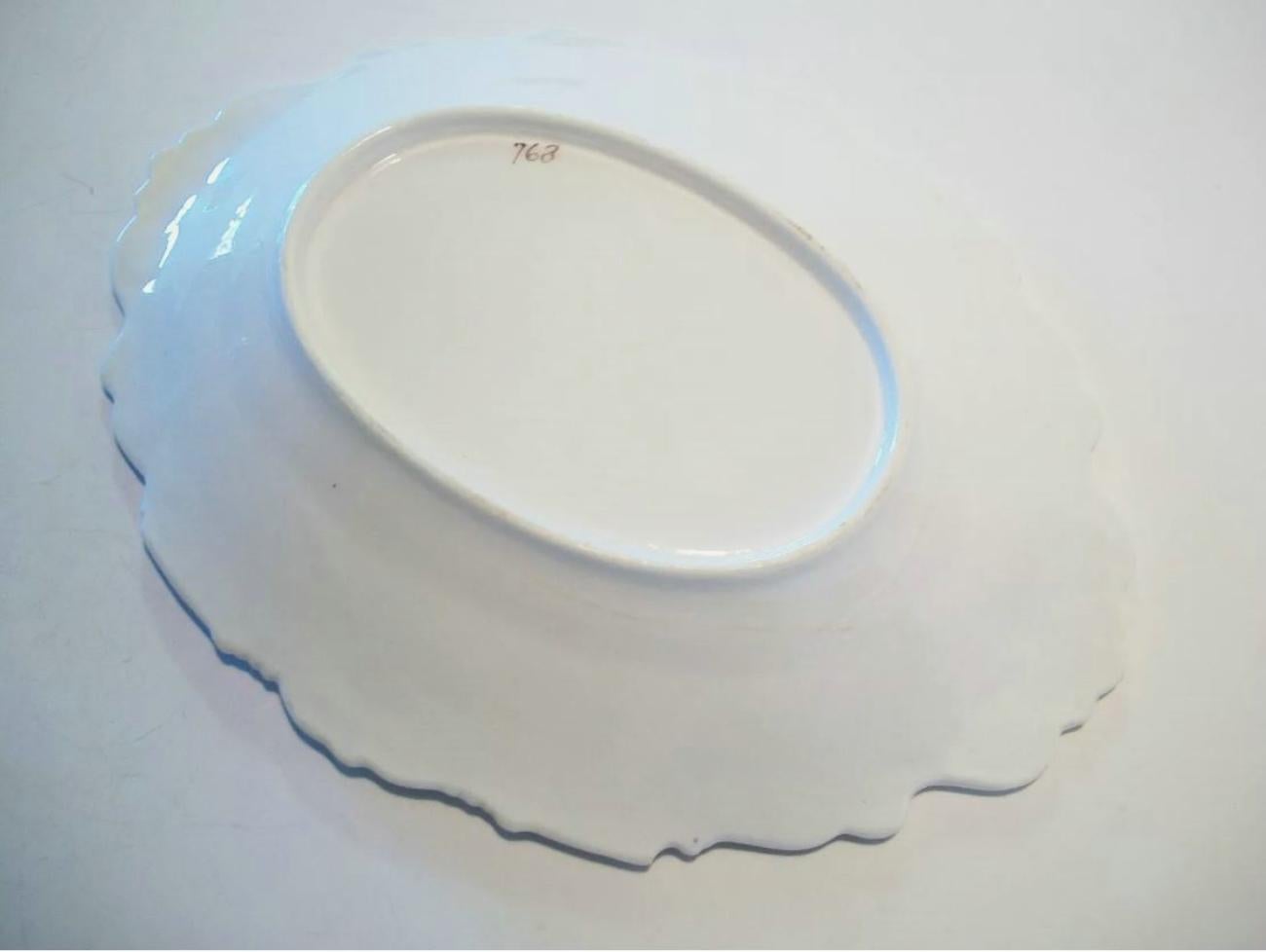 XIXe siècle Plat en porcelaine ancienne - Fleurs et dorures peintes à la main, Royaume-Uni - 19e siècle en vente