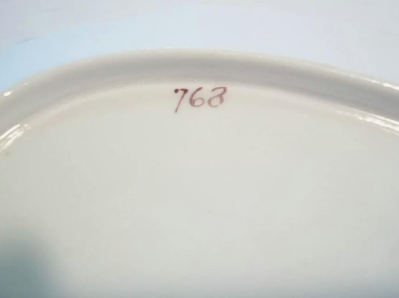 Céramique Plat en porcelaine ancienne - Fleurs et dorures peintes à la main, Royaume-Uni - 19e siècle en vente
