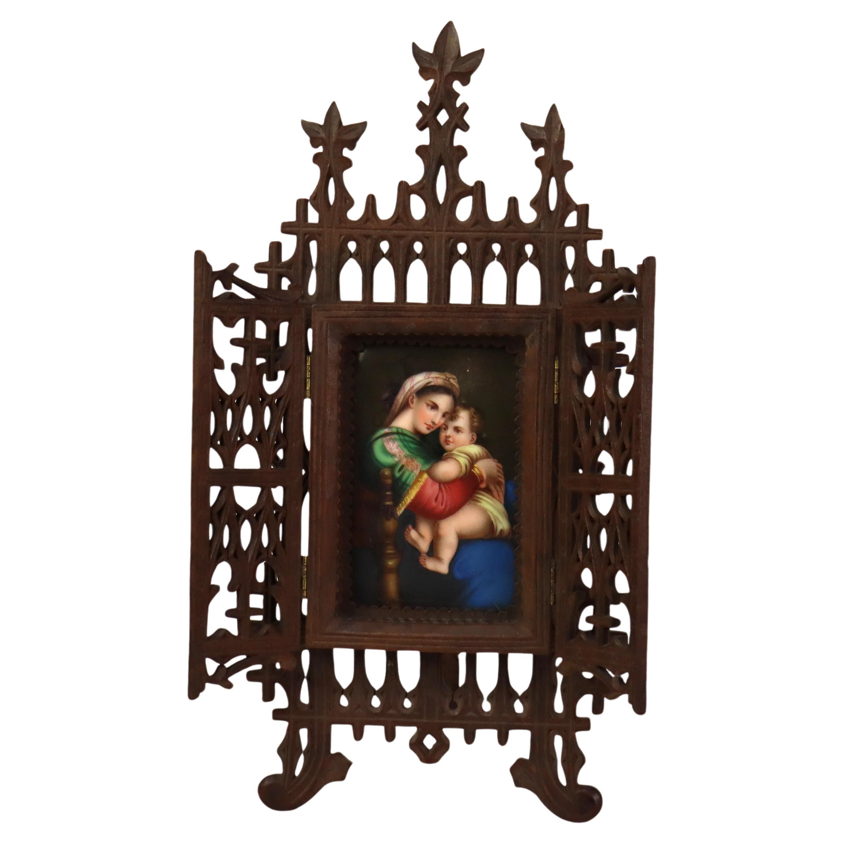 Ancienne plaque de portrait en porcelaine de Madonna & Child dans une boîte d'ombrage sculptée C1900