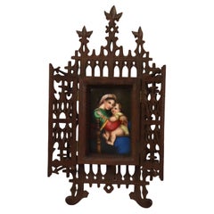 Ancienne plaque de portrait en porcelaine de Madonna & Child dans une boîte d'ombrage sculptée C1900