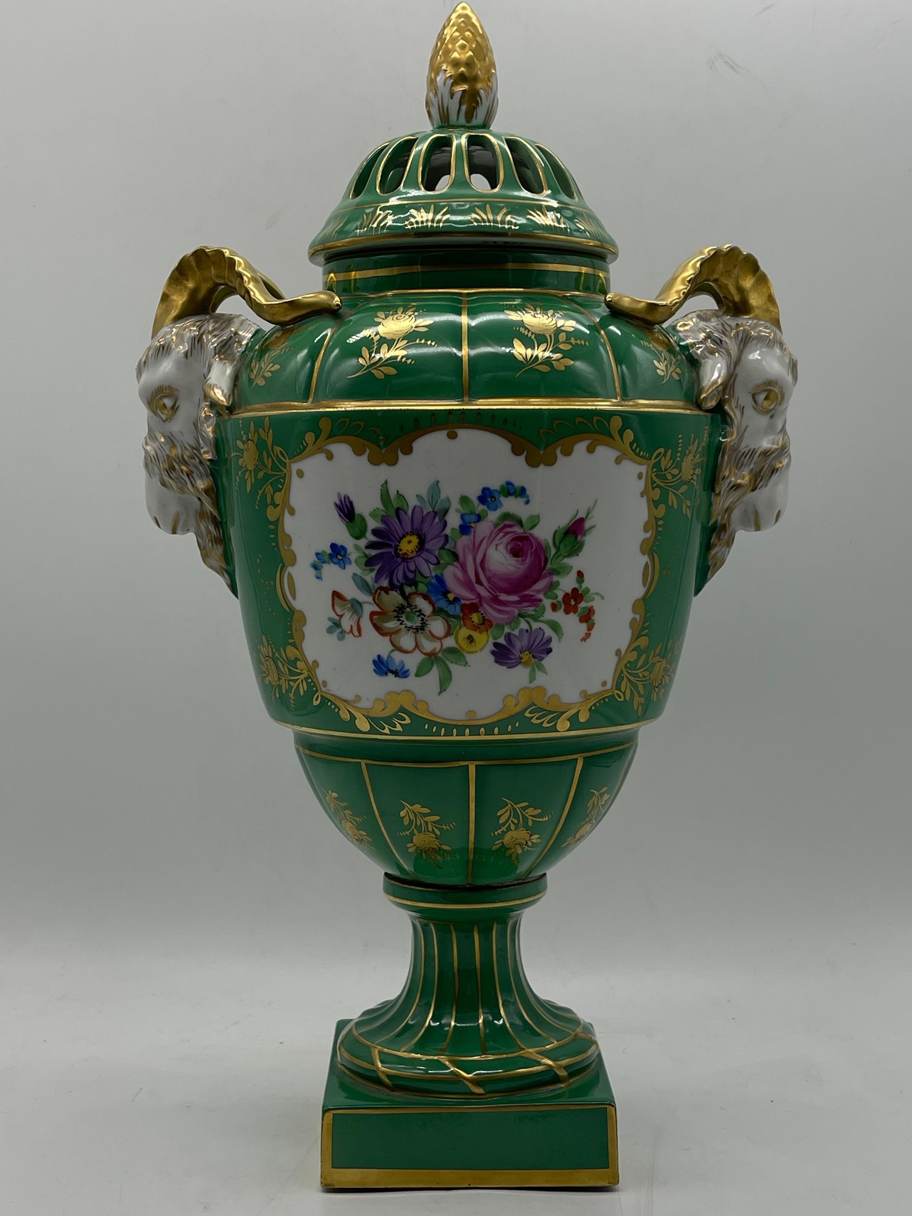 antichi vasi di porcellana a testa d'ariete Dresden Porcelain in vendita 6