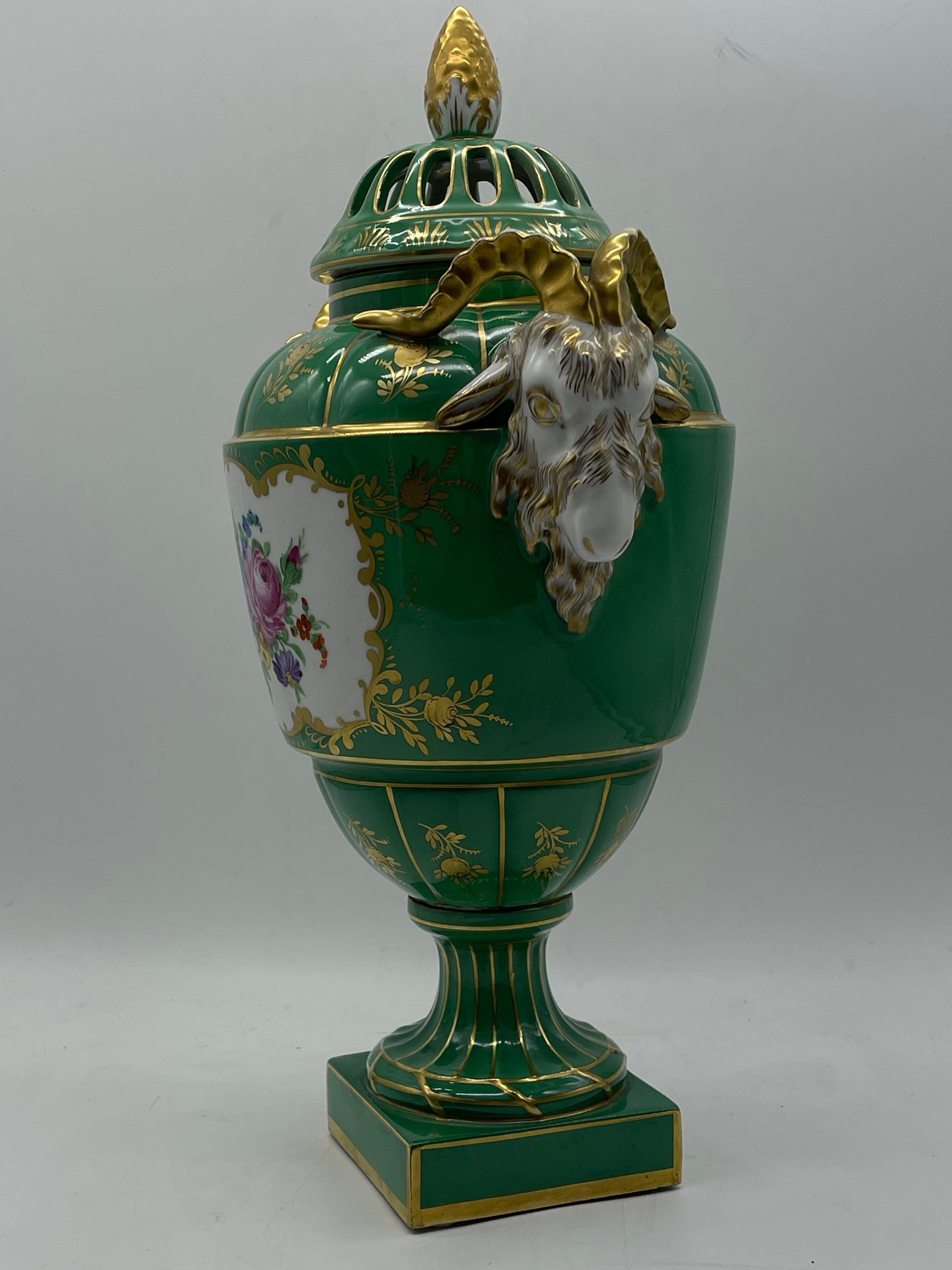 antichi vasi di porcellana a testa d'ariete Dresden Porcelain in vendita 7