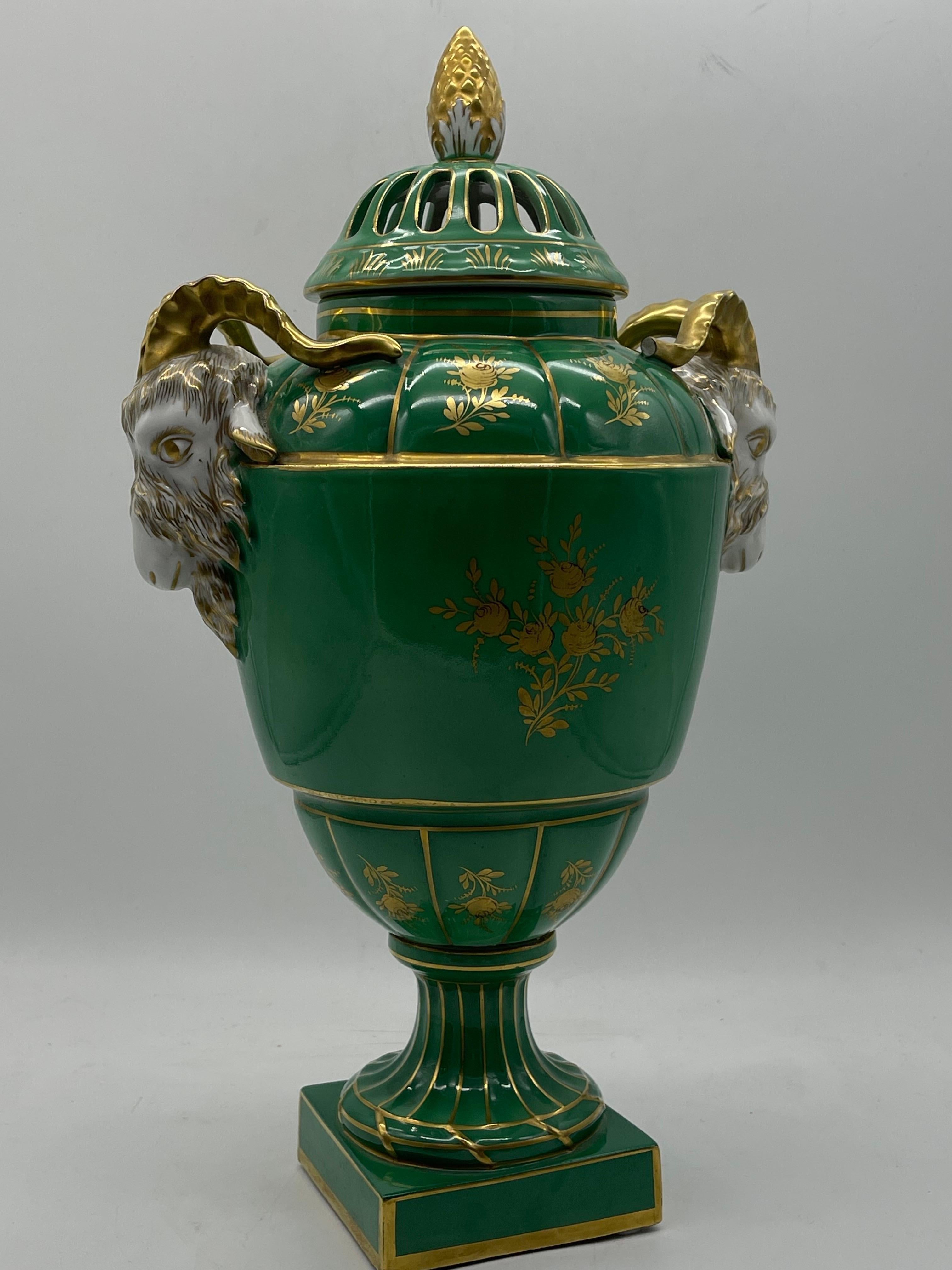 antichi vasi di porcellana a testa d'ariete Dresden Porcelain in vendita 8