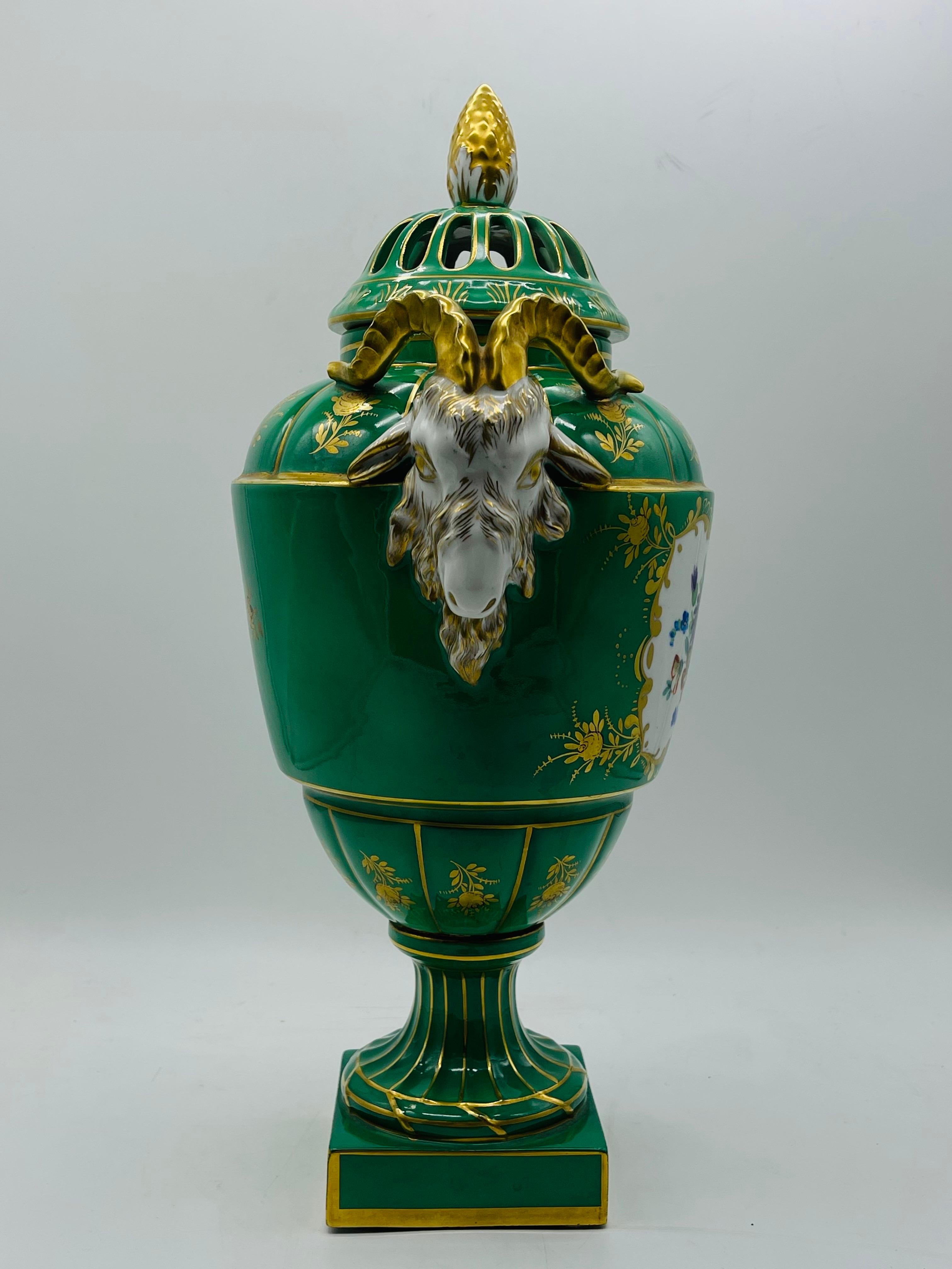 antichi vasi di porcellana a testa d'ariete Dresden Porcelain in vendita 9
