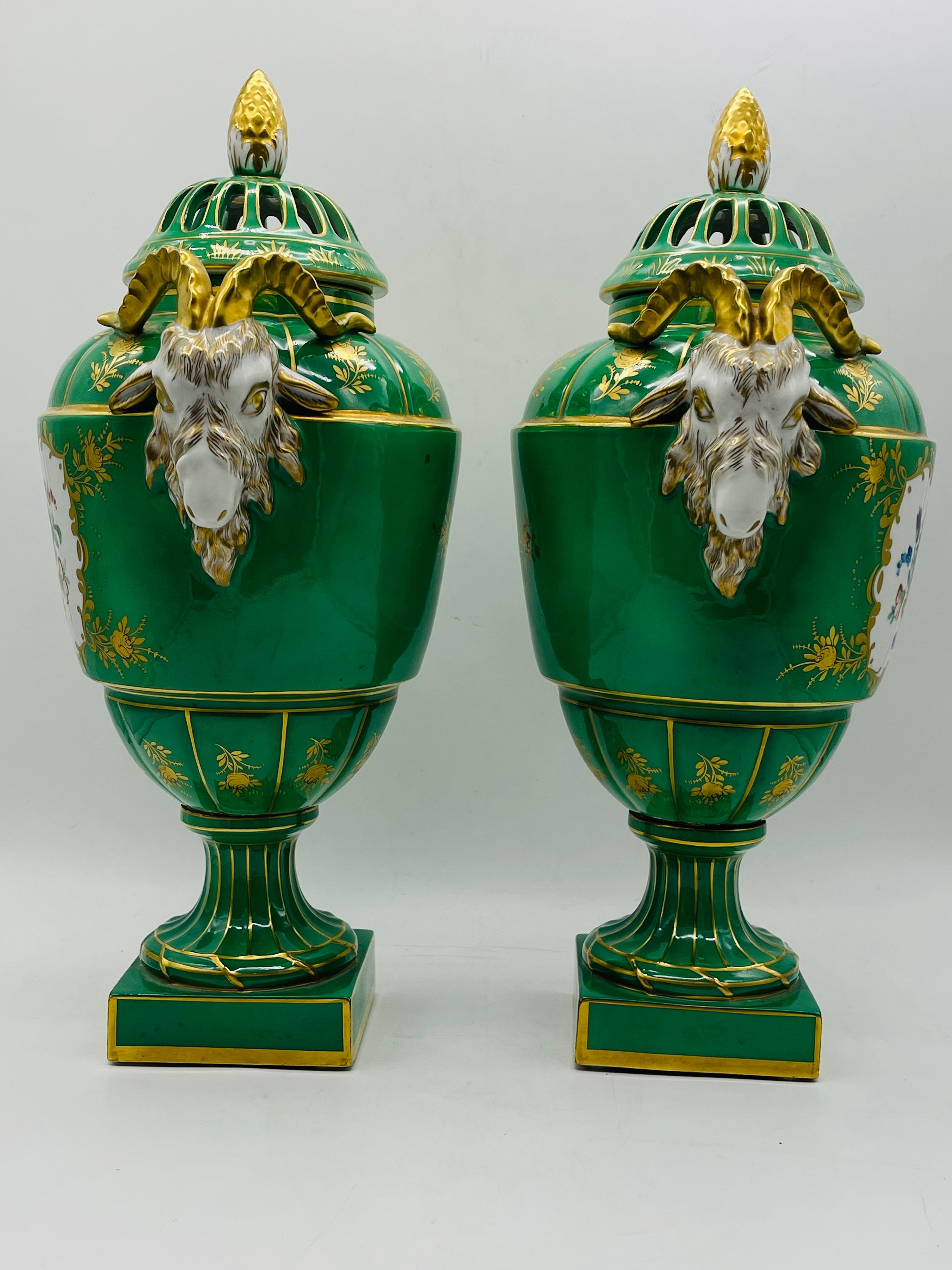 Fatto a mano antichi vasi di porcellana a testa d'ariete Dresden Porcelain in vendita