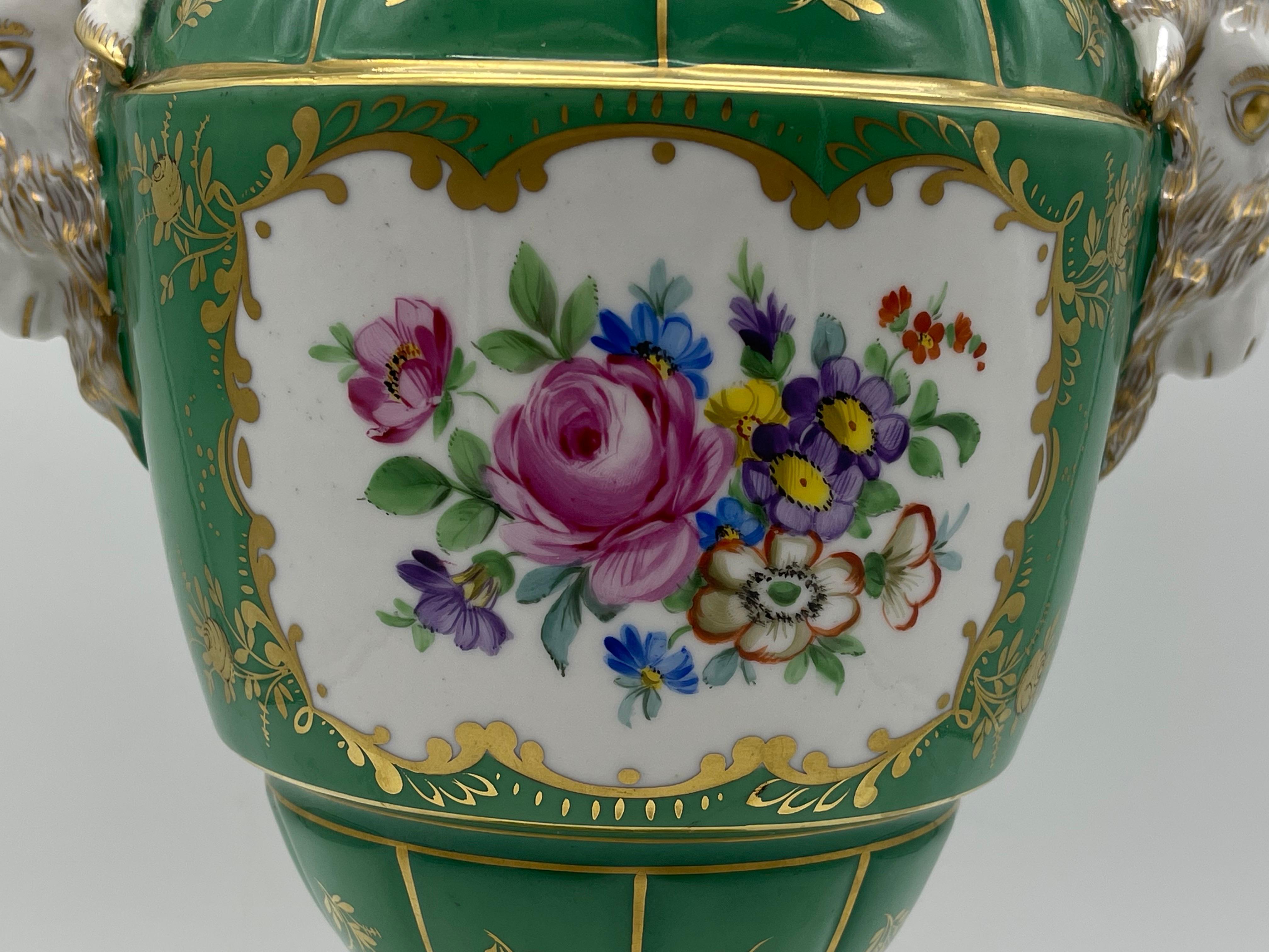 Metà XX secolo antichi vasi di porcellana a testa d'ariete Dresden Porcelain in vendita
