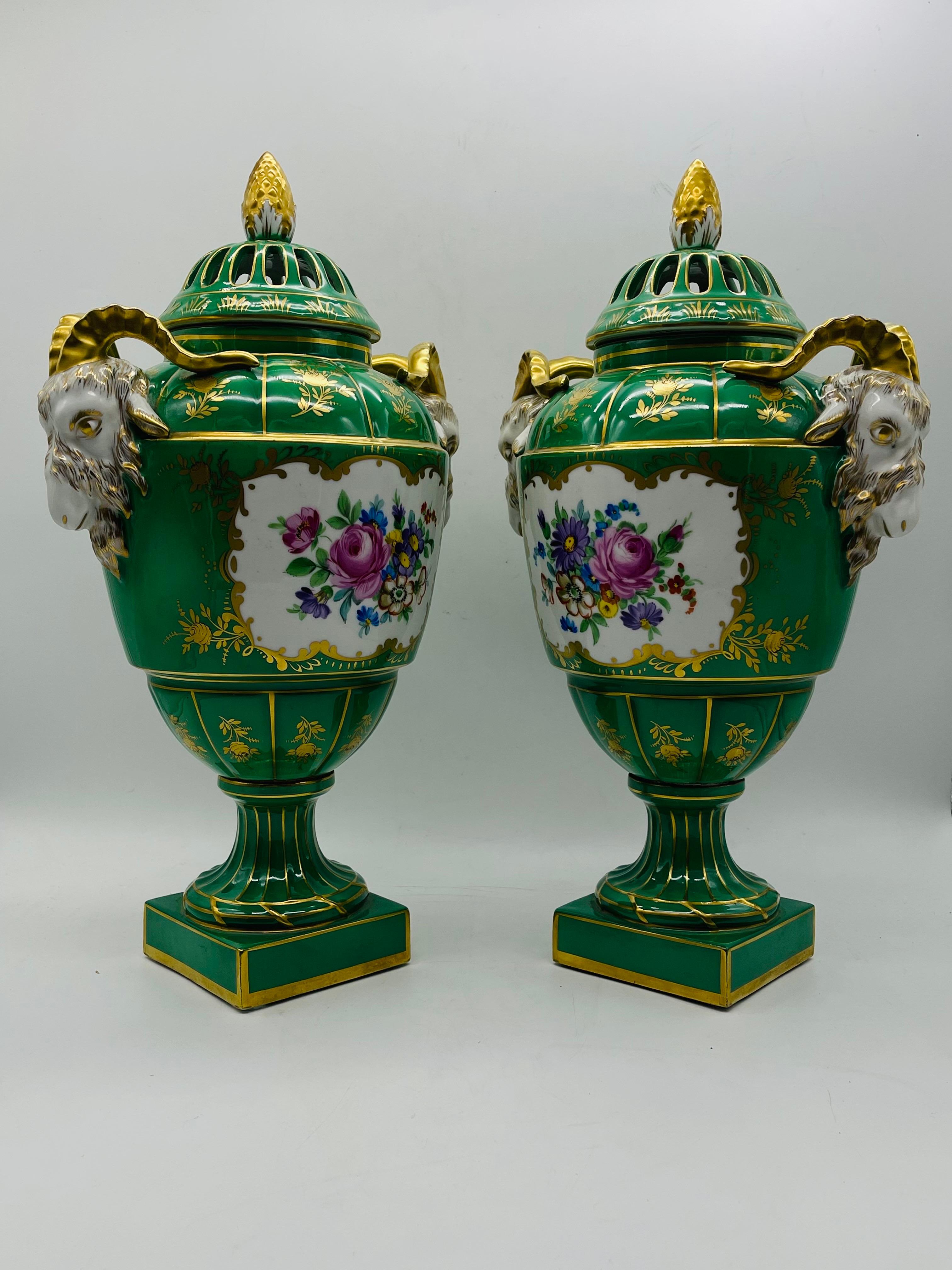 Porcellana antichi vasi di porcellana a testa d'ariete Dresden Porcelain in vendita