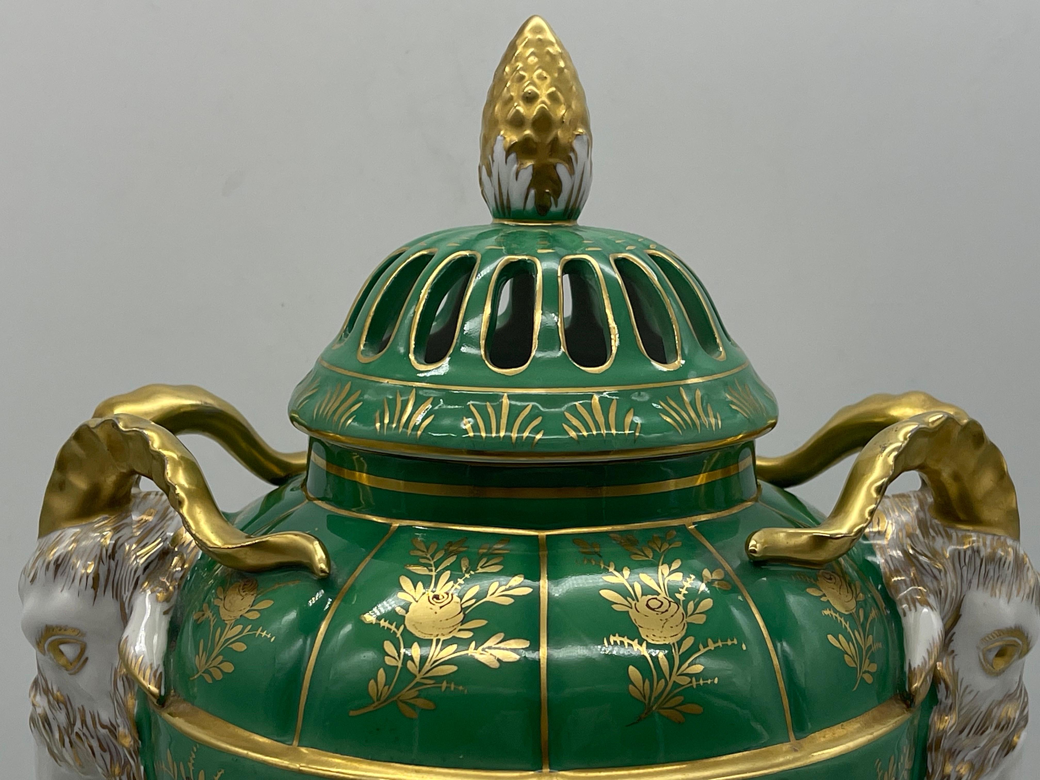 antichi vasi di porcellana a testa d'ariete Dresden Porcelain in vendita 1