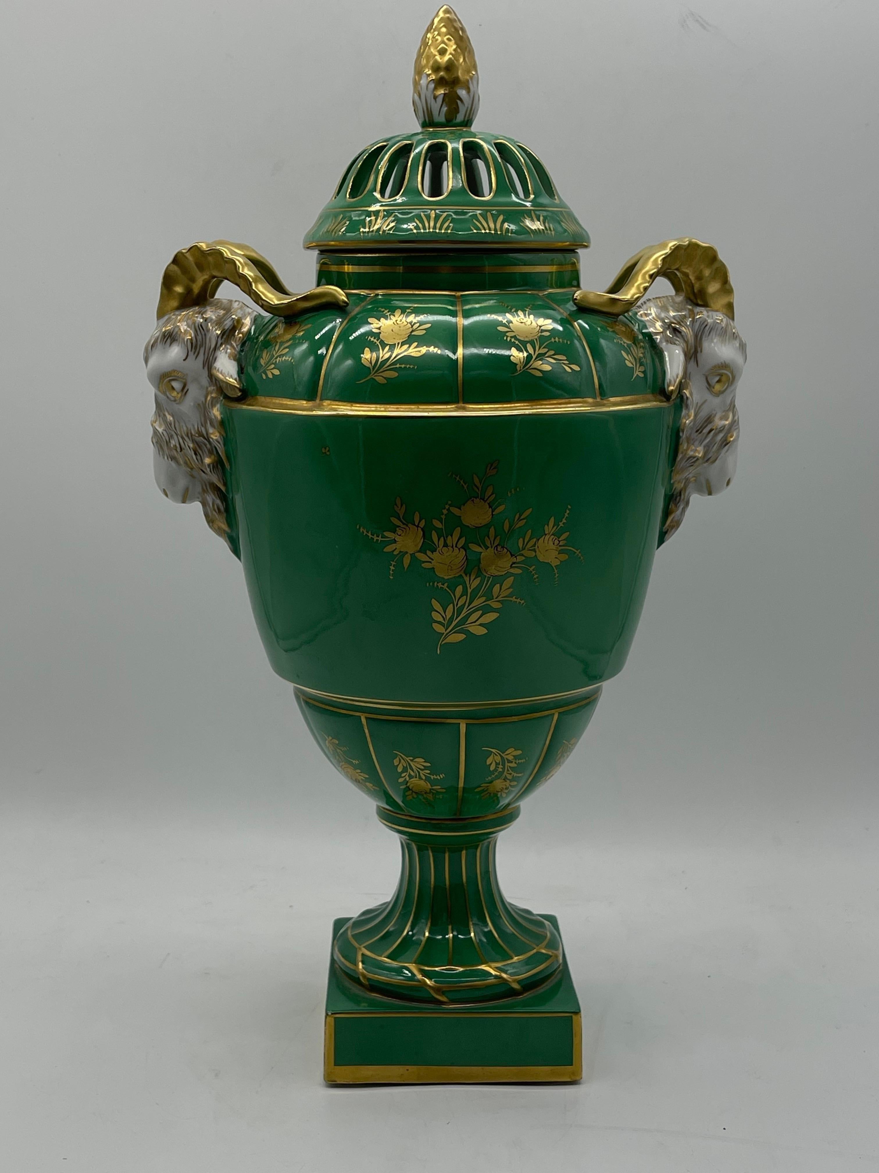 antichi vasi di porcellana a testa d'ariete Dresden Porcelain in vendita 2