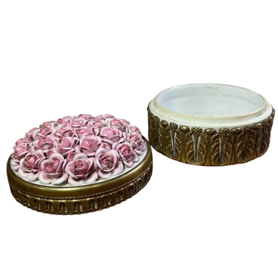 Boîte à roses ancienne en porcelaine avec couvercle en vente 3