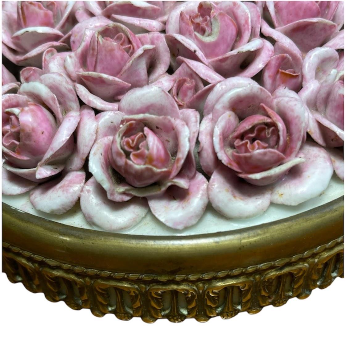 Décoré d'un grand bouquet de roses avec quelques pétales tombés, notre pièce vintage.