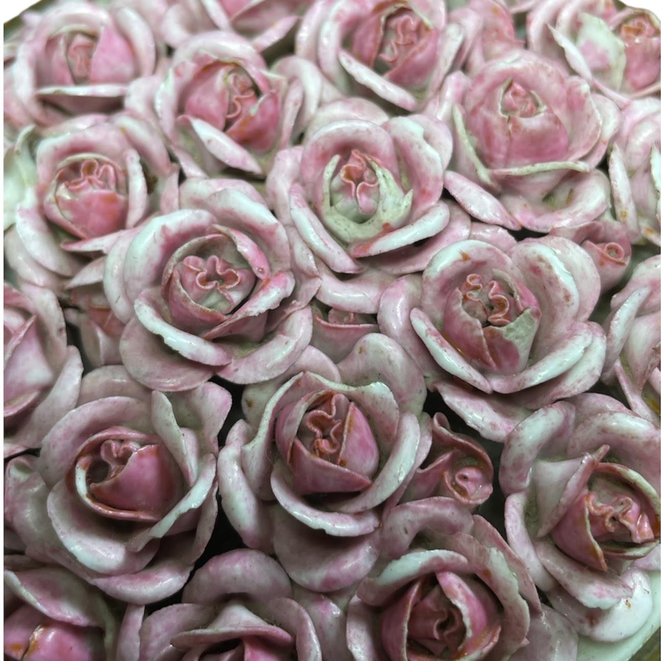 Européen Boîte à roses ancienne en porcelaine avec couvercle en vente