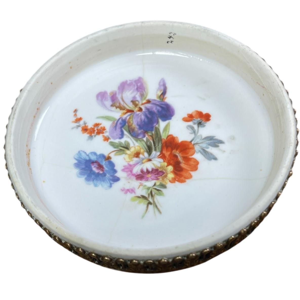 Boîte à roses ancienne en porcelaine avec couvercle État moyen - En vente à Ciudad Autónoma Buenos Aires, AR