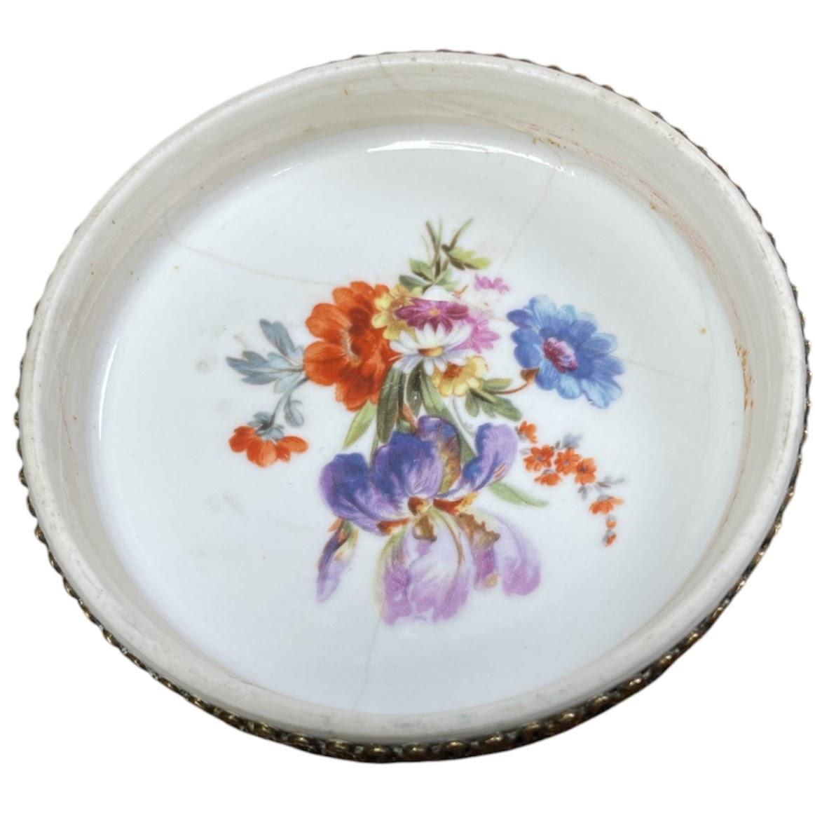 Milieu du XXe siècle Boîte à roses ancienne en porcelaine avec couvercle en vente