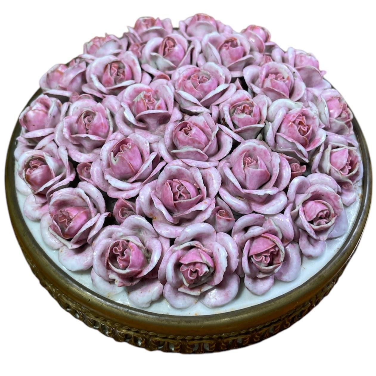 Métal Boîte à roses ancienne en porcelaine avec couvercle en vente