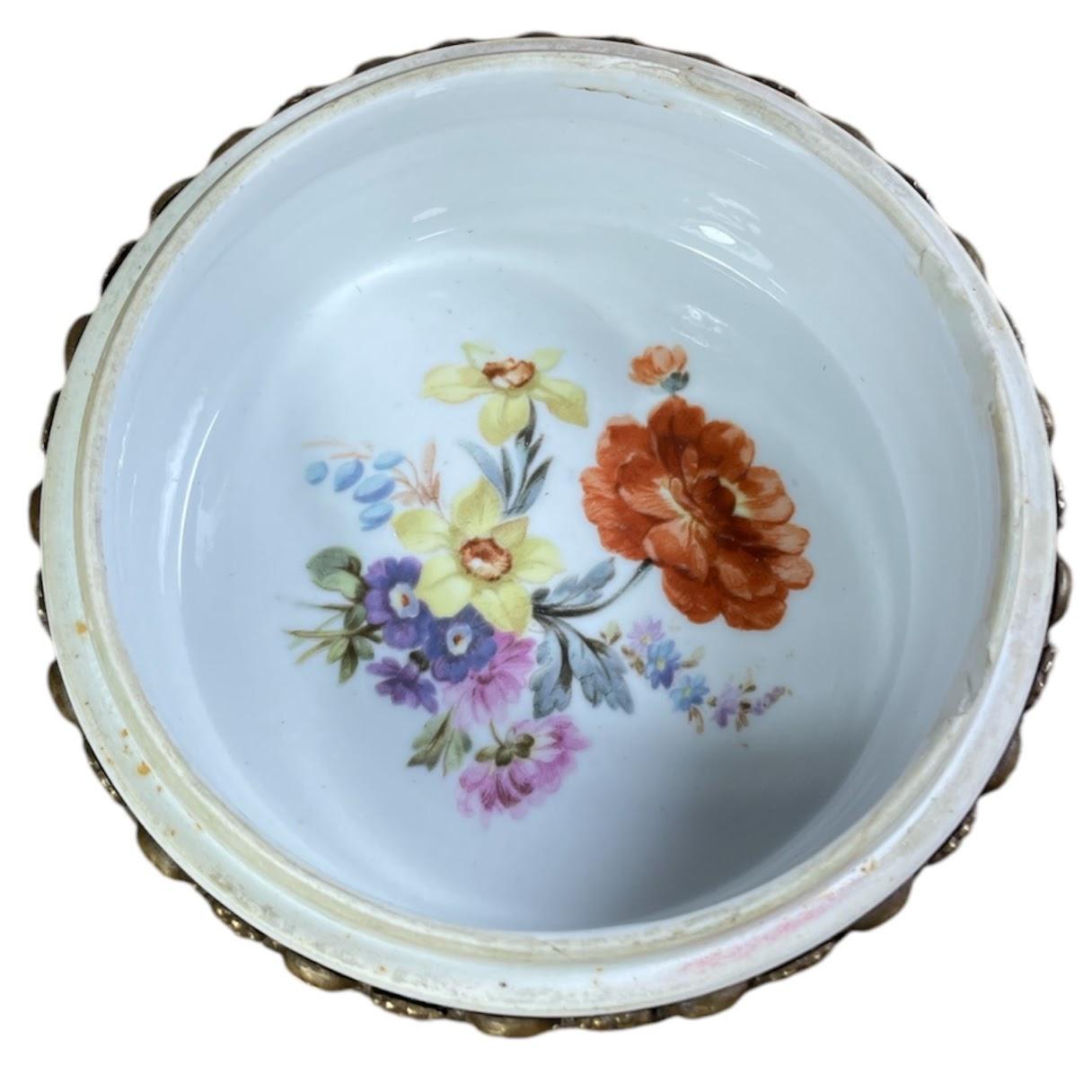 Boîte à roses ancienne en porcelaine avec couvercle en vente 1