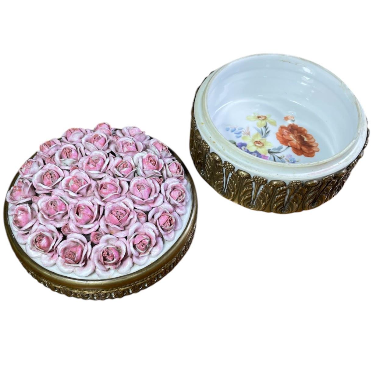Boîte à roses ancienne en porcelaine avec couvercle en vente 2