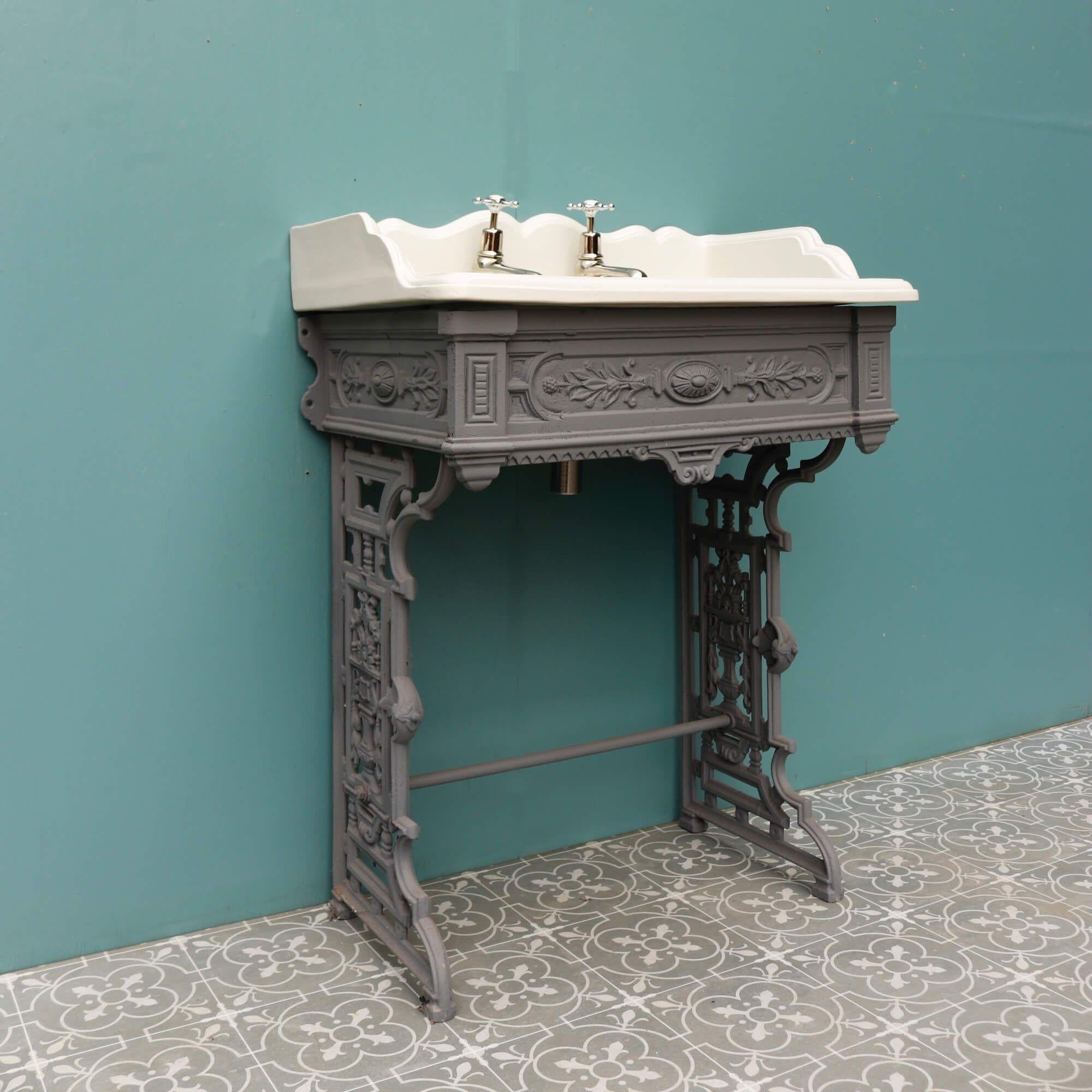 Antikes Porzellan-Spülbecken mit gusseisernem Stand (Viktorianisch) im Angebot
