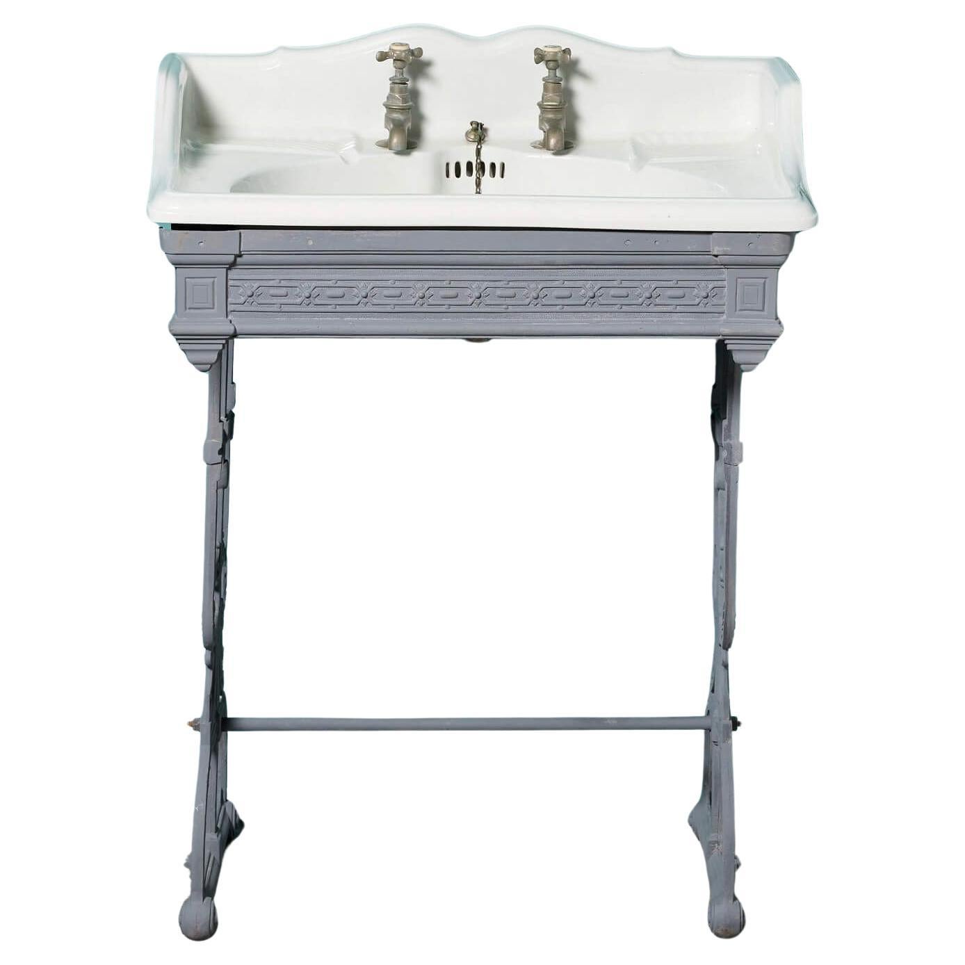 Vasque en porcelaine antique avec Stand en fonte en vente