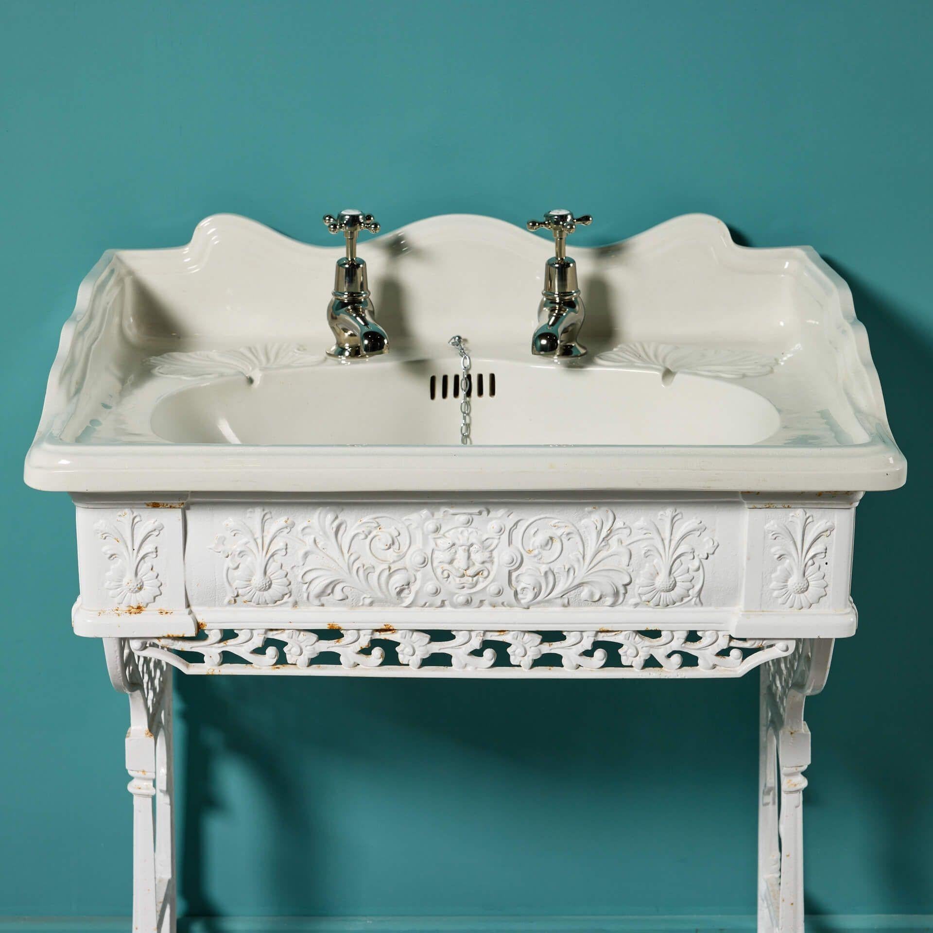Fregadero antiguo de porcelana sobre soporte de hierro fundido Victoriano en venta