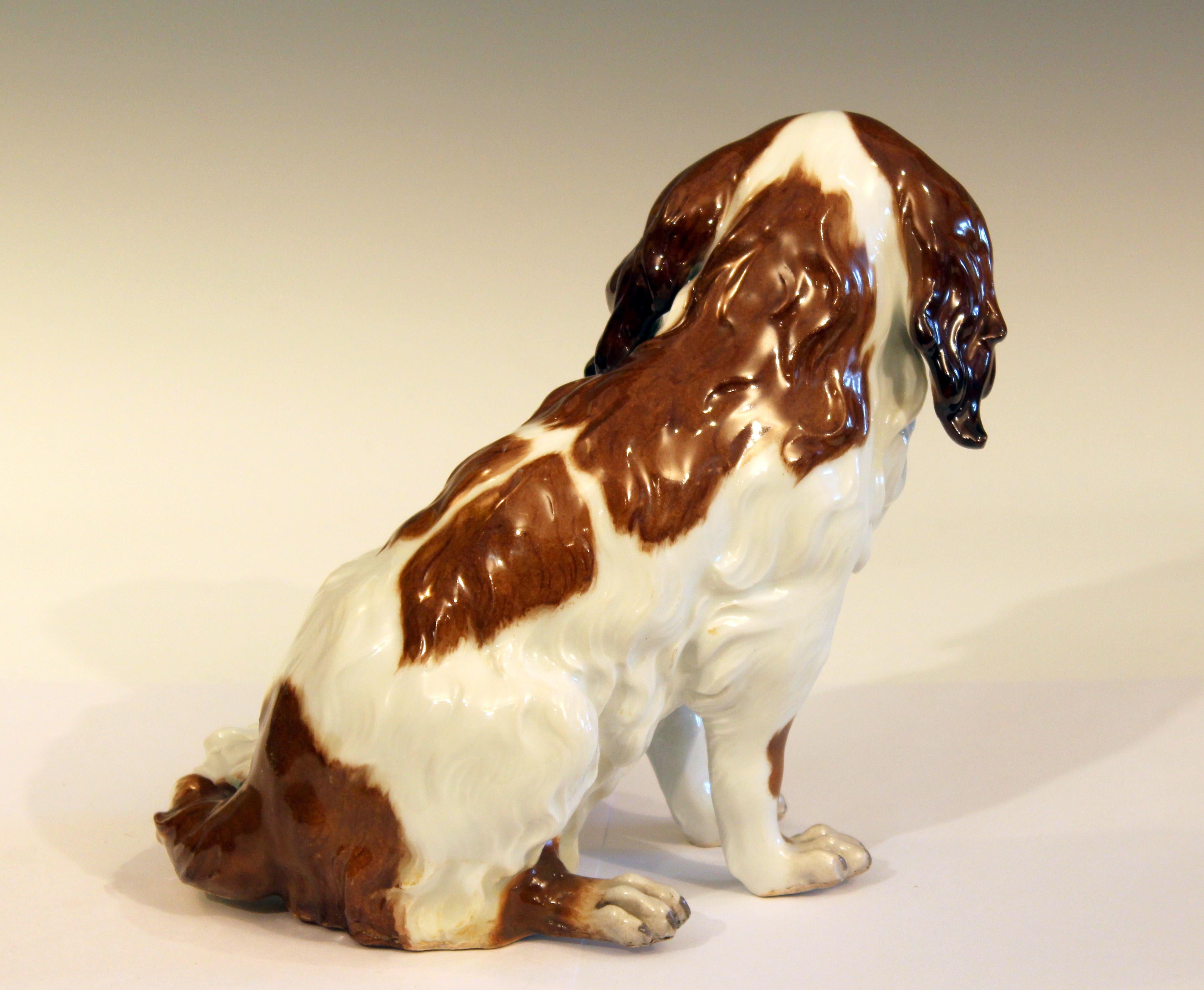 Antique porcelain King Charles Spaniel figurine in Meissen style, possibly by the French copyist, Samson, circa late 19th-early 20th century. Measures: 8
