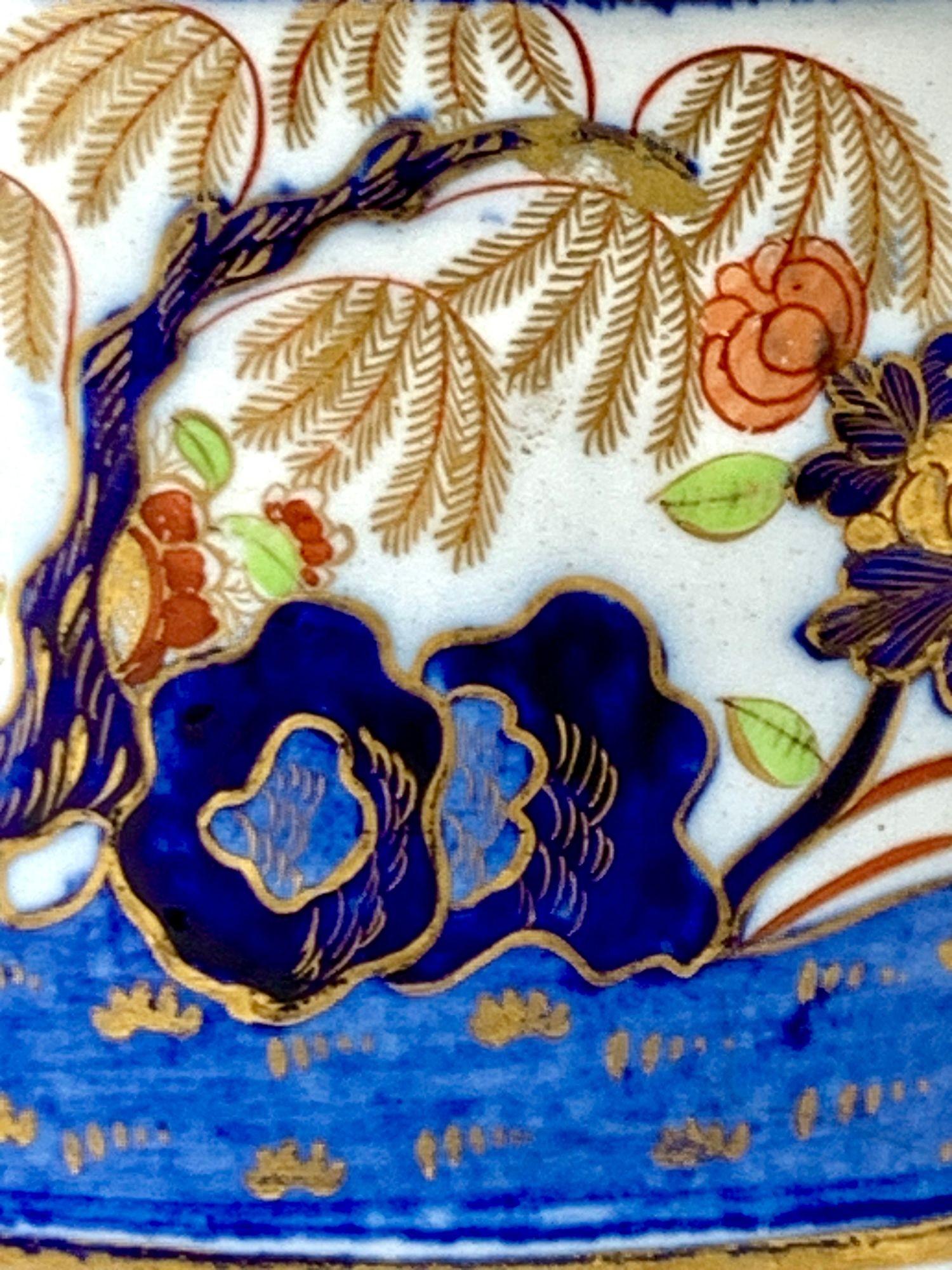 Questa antica zuccheriera in porcellana inglese, realizzata intorno al 1810 da Coalport Porcelain, è dipinta a mano con il motivo Money Tree, ricco di colori e intricato, noto anche come motivo Rock and Tree.
La squisita decorazione è caratterizzata