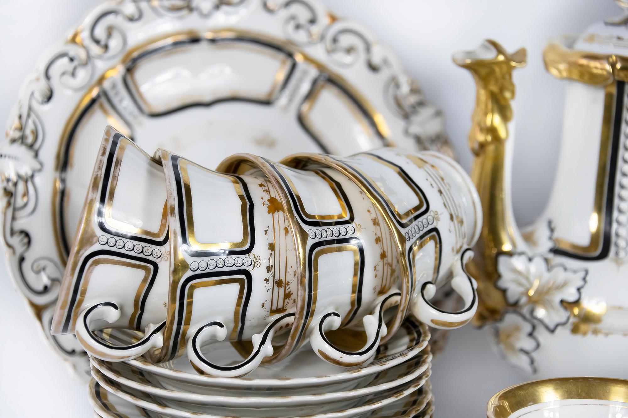 Antikes Porzellan-Teeservice für 11 Personen von Carl Tielsch (Vergoldet) im Angebot