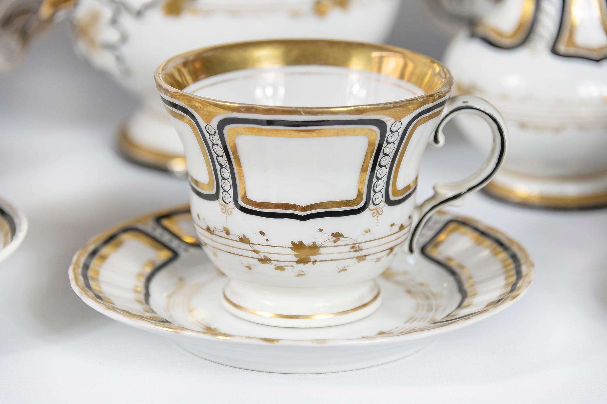 Antique Porcelain Tea Set for 11 Person by Carl Tielsch In Good Condition For Sale In Vilnius, LT