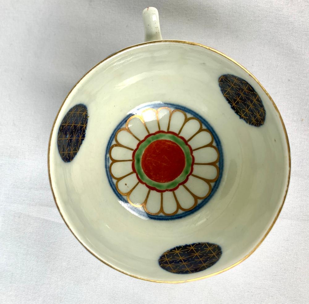 Tasse à café et soucoupe en porcelaine ancienne de la première période à motif éventail Worcester en vente 2