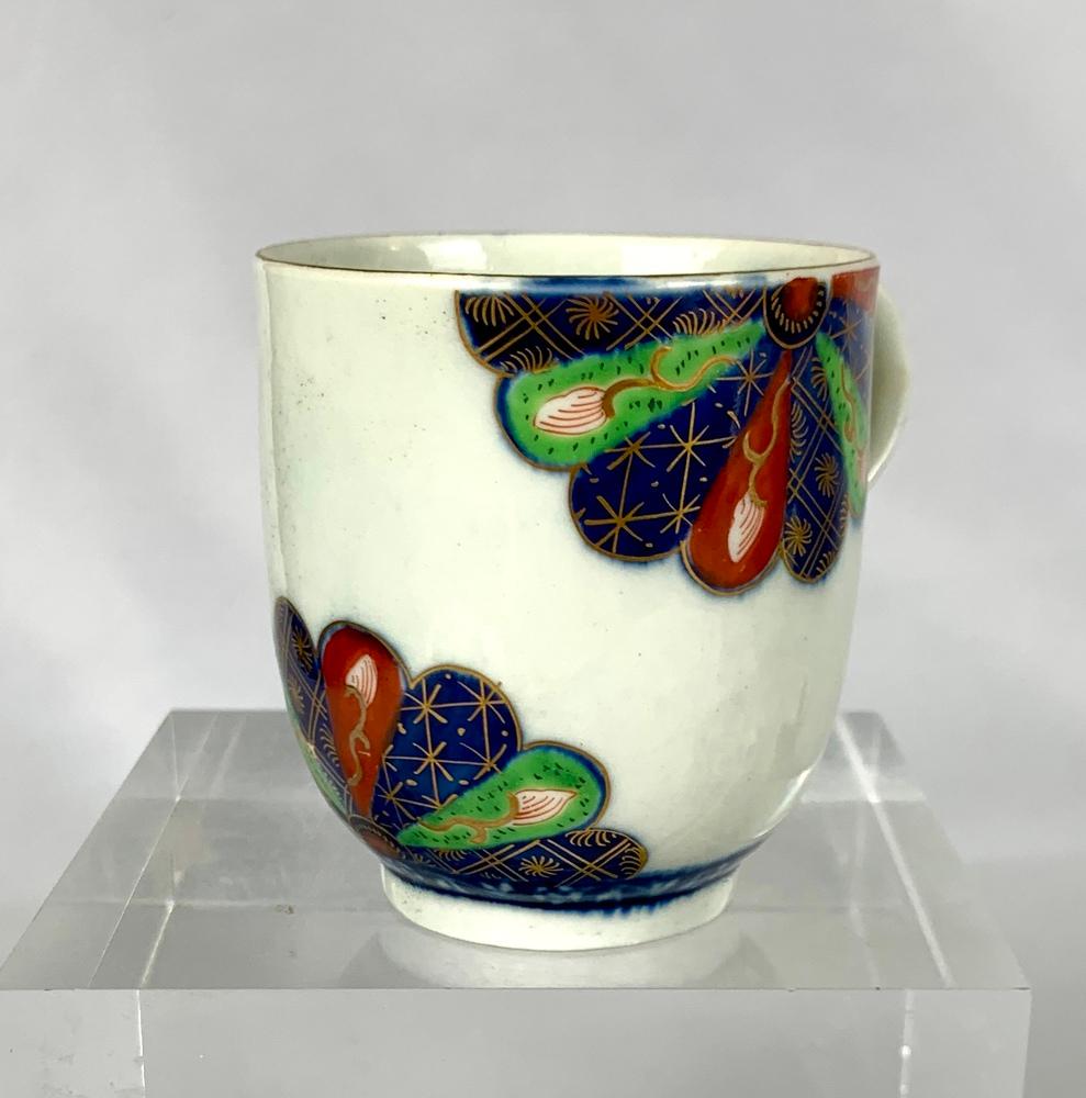 Doré Tasse à café et soucoupe en porcelaine ancienne de la première période à motif éventail Worcester en vente