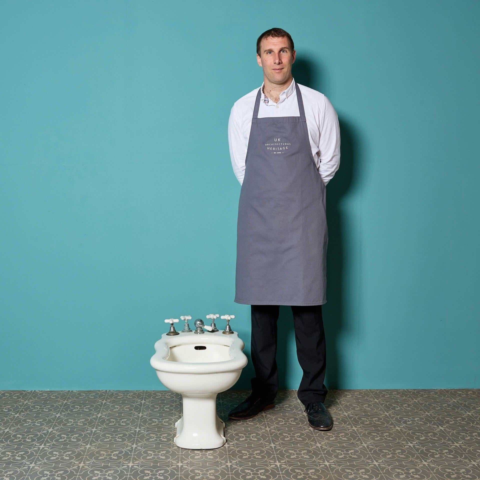 Un antico bidet in porcellana di Antique French risalente al 1920 circa.

Questo pezzo dell'inizio del XX secolo ha una forma curva e liscia e una finitura nitida, che lo renderebbe un'aggiunta elegante a un bagno in una casa contemporanea o