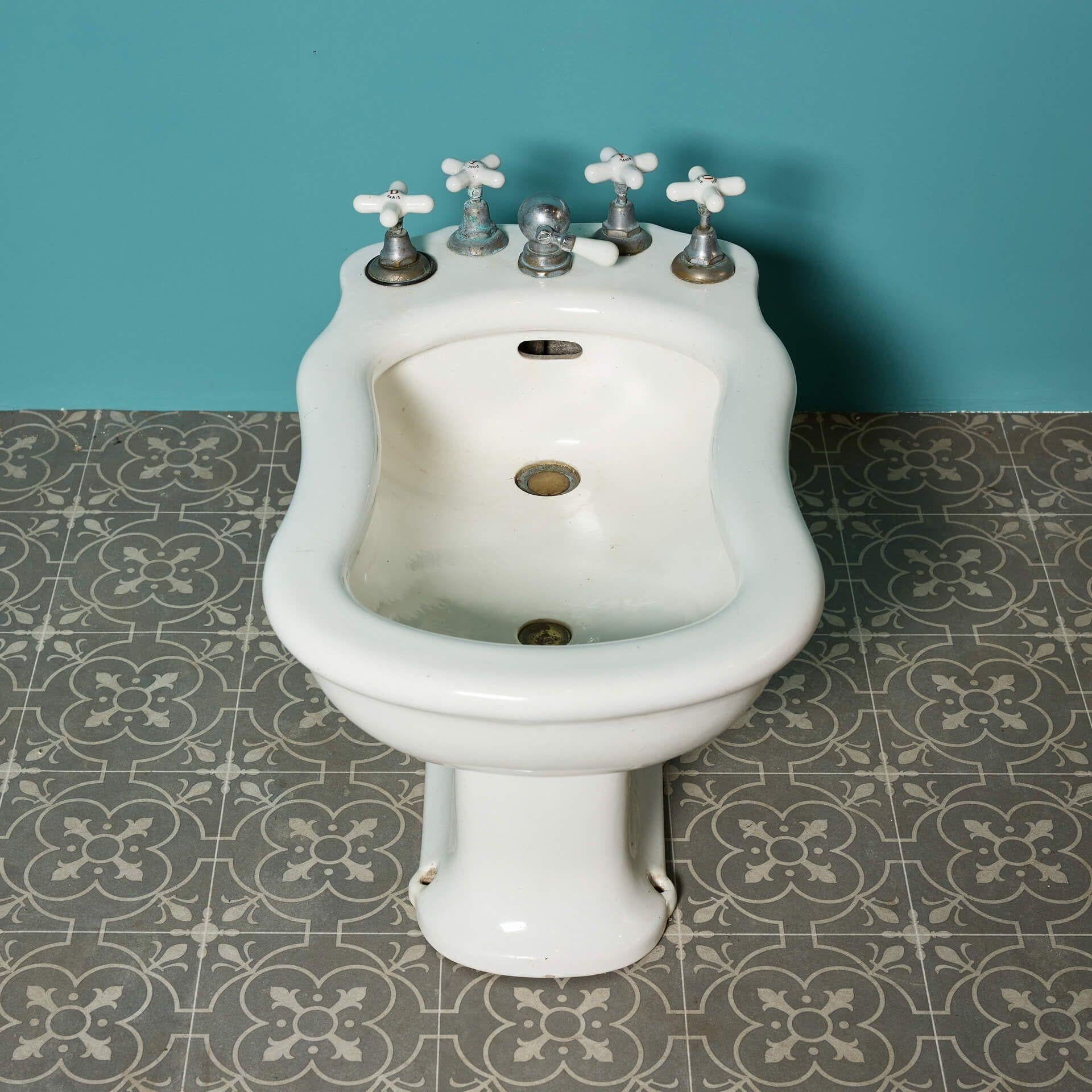 Francese Antique French Porcher Bidet in porcellana in vendita
