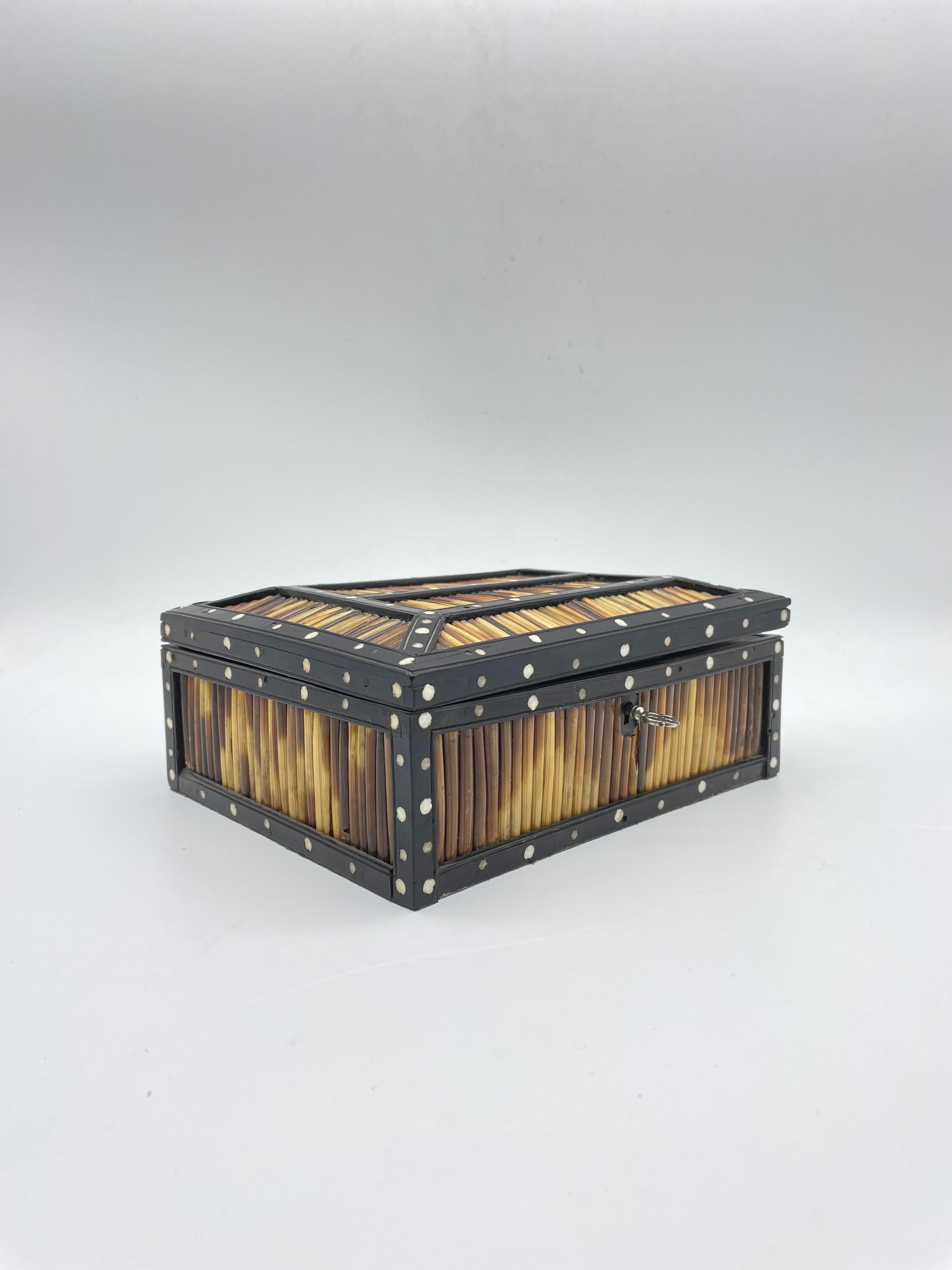 Antique Porcupine Box, Probably Sri Lanka In Good Condition In Berlin, DE