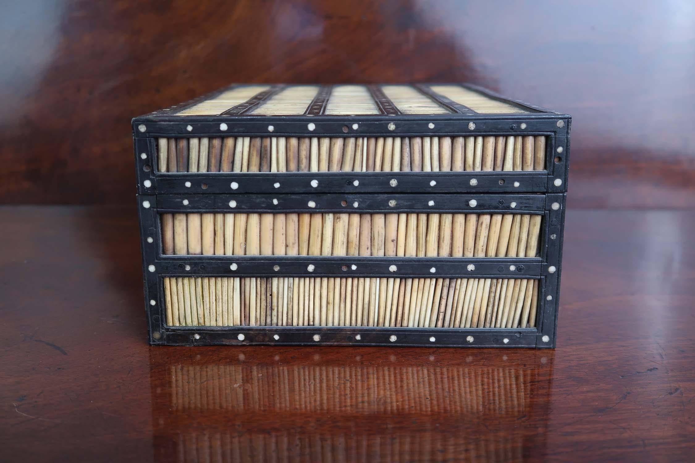 Autre Boîte à piquants de porc-épic ancienne. Sri Lanka, 19e siècle en vente