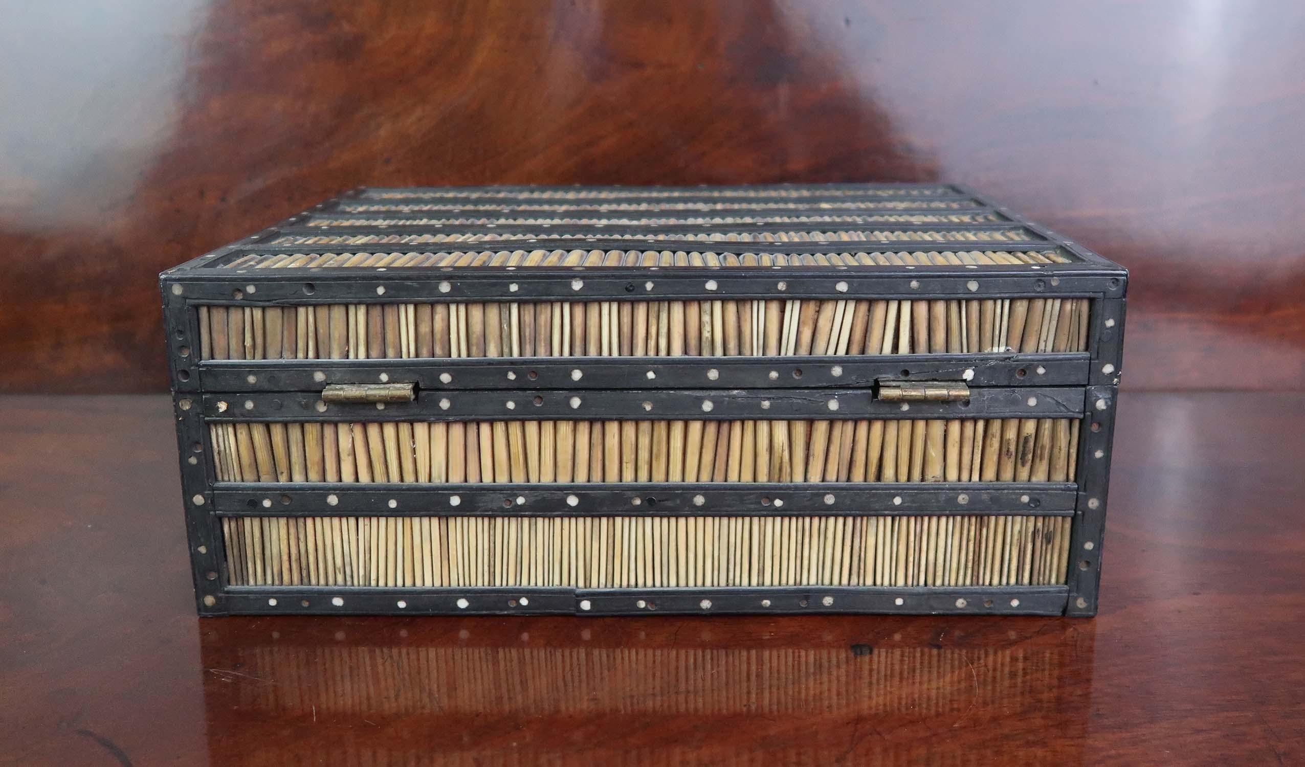 Boîte à piquants de porc-épic ancienne. Sri Lanka, 19e siècle Bon état - En vente à St Annes, Lancashire