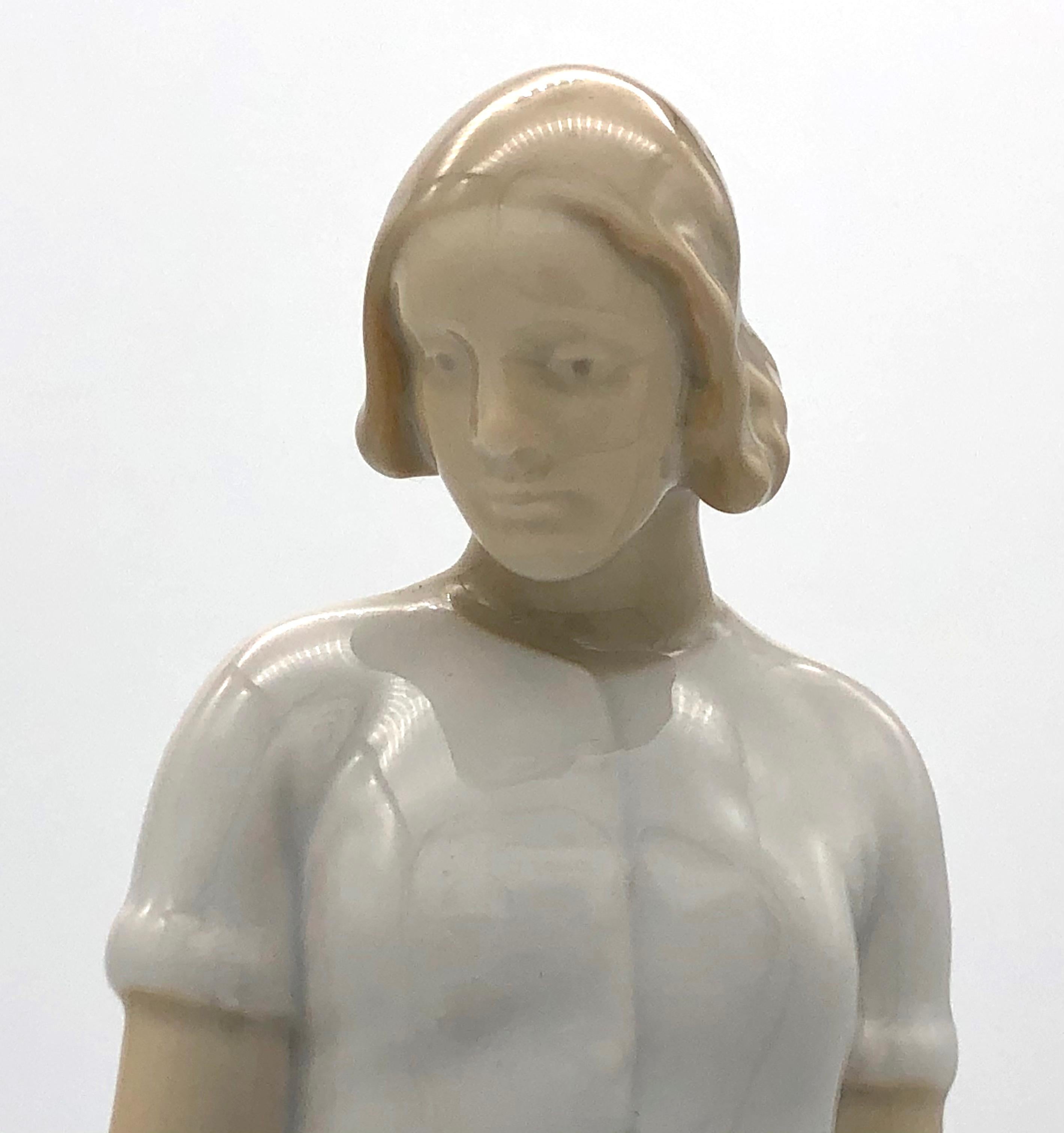 Début du 20ème siècle Sculpture ancienne de pordélain jeune fille avec oiseau Bing&Grndahl A. Locker Kopenhagen en vente