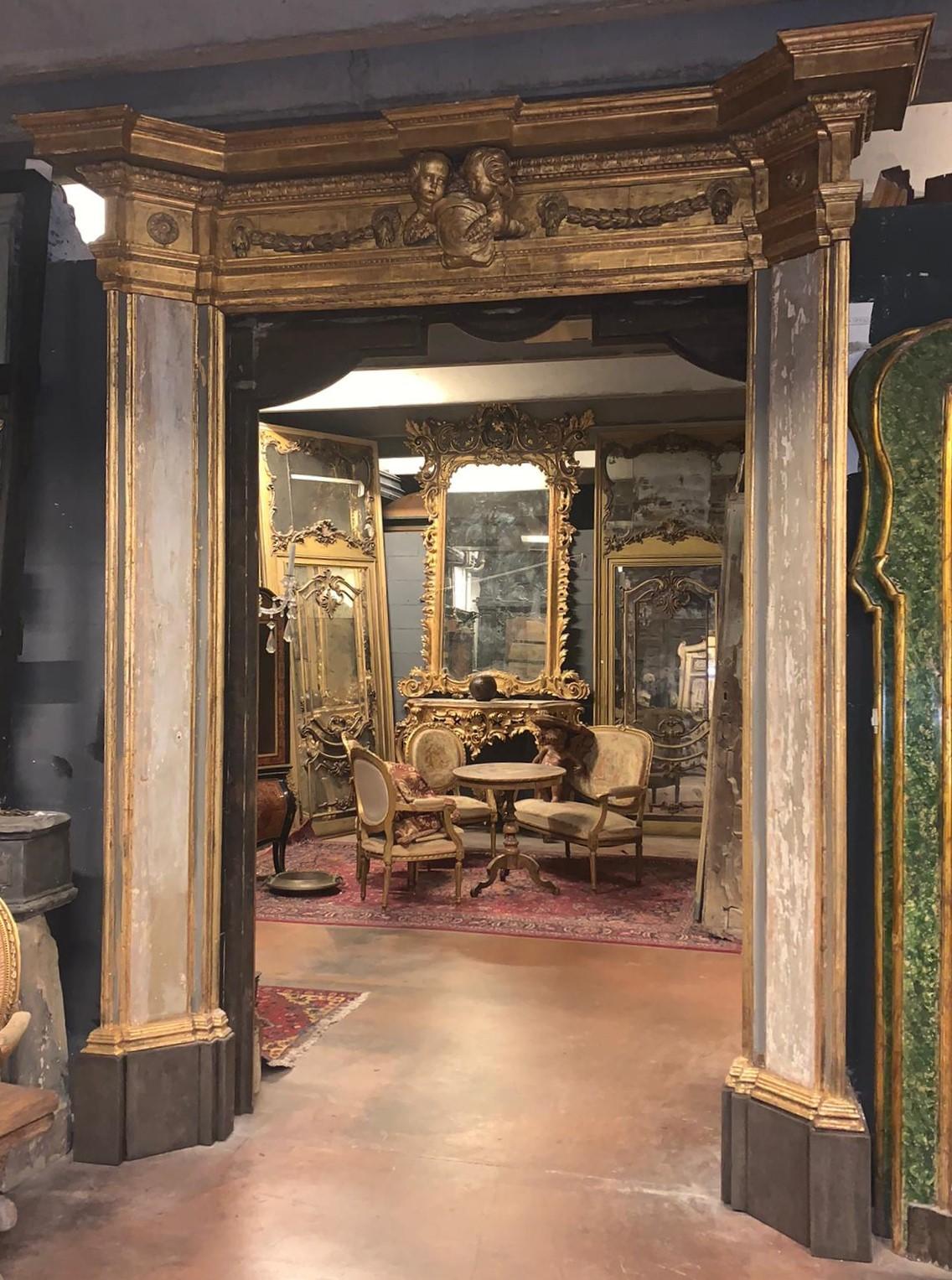 Ancient and important portal, of large dimensions, in richly lacquered and gilded wood carved by hand with cherubs and festoons, built in the middle of the 17th century in Italy
Very large and rich, of high age, ideal for furnishing or decorating a