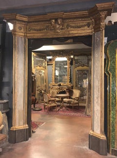 Antikes Portal-Gebäude aus lackiertem und vergoldetem Holz, geschnitzte Putten und Girlanden, ''600 Italien