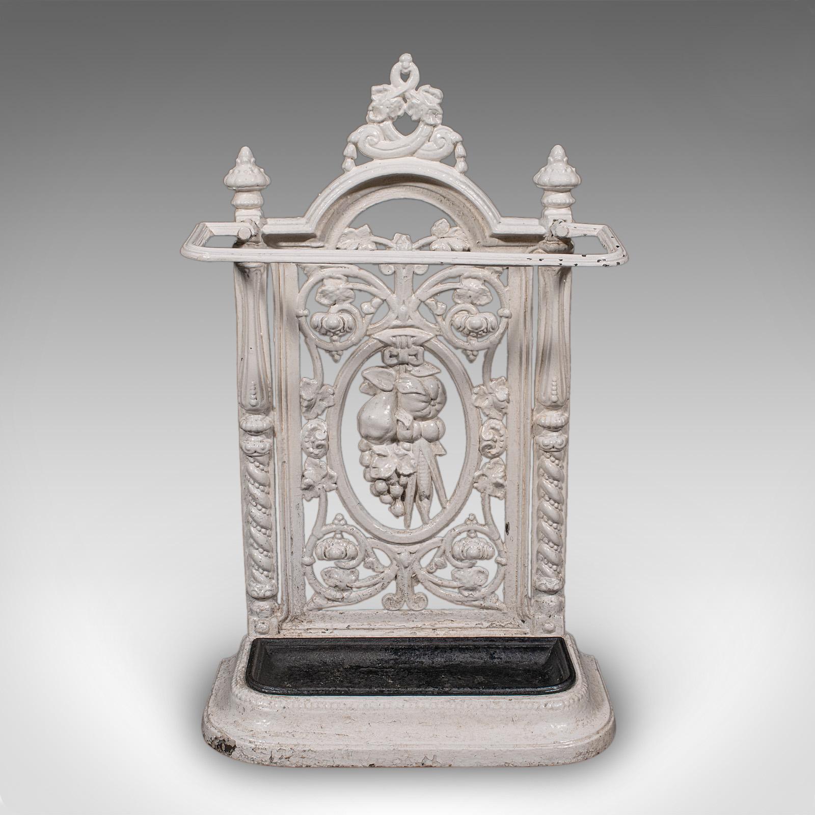 Se trata de un antiguo soporte de palo de pórtico. Paragüero de pasillo inglés de hierro fundido, de la época victoriana, hacia 1890.

Atractivo marco pintado con detalle calado ornamentado
Muestra una deseable pátina envejecida en toda su