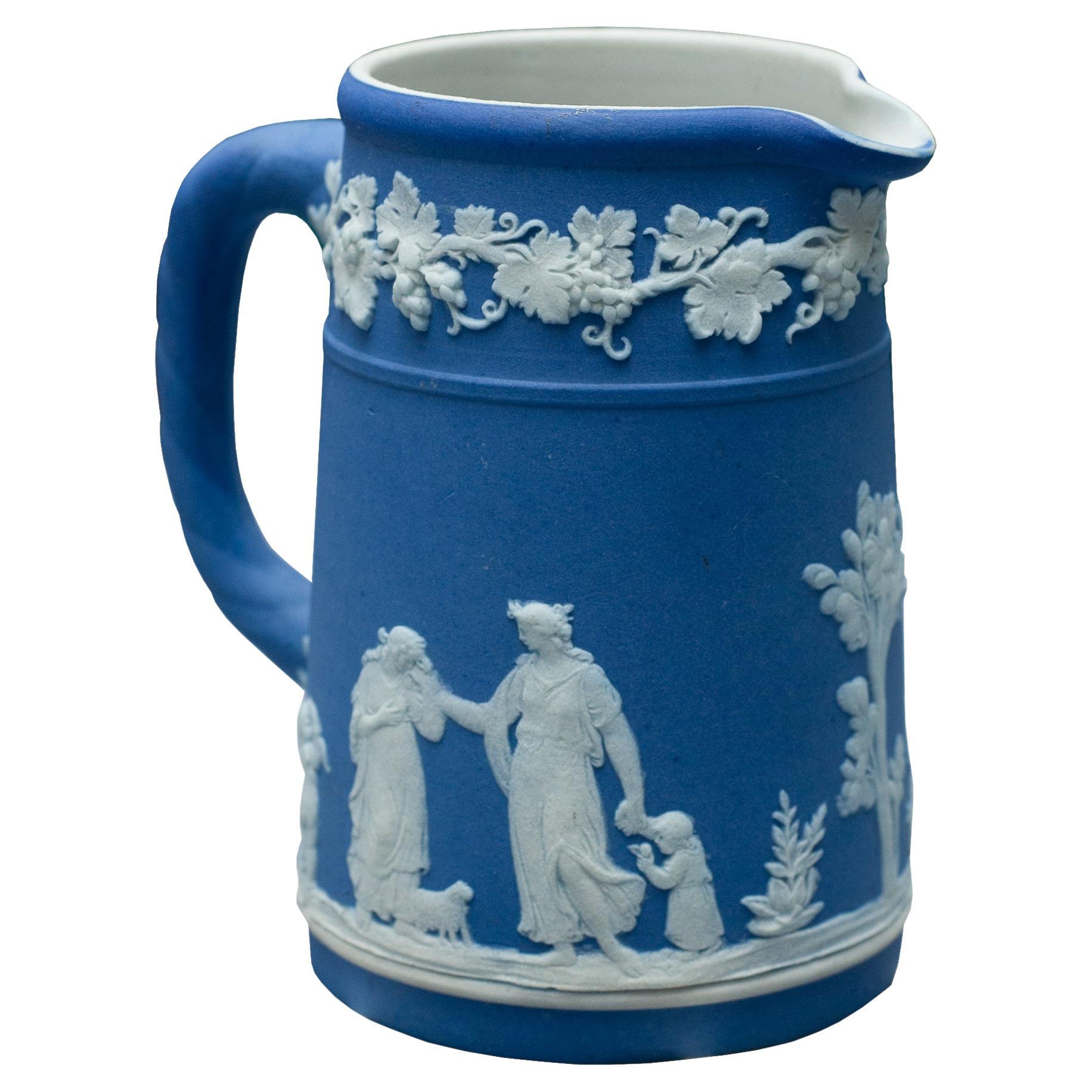 Pichet Wedgwood en jasperware bleu de Portland du milieu du siècle avec recouvrement blanc en vente